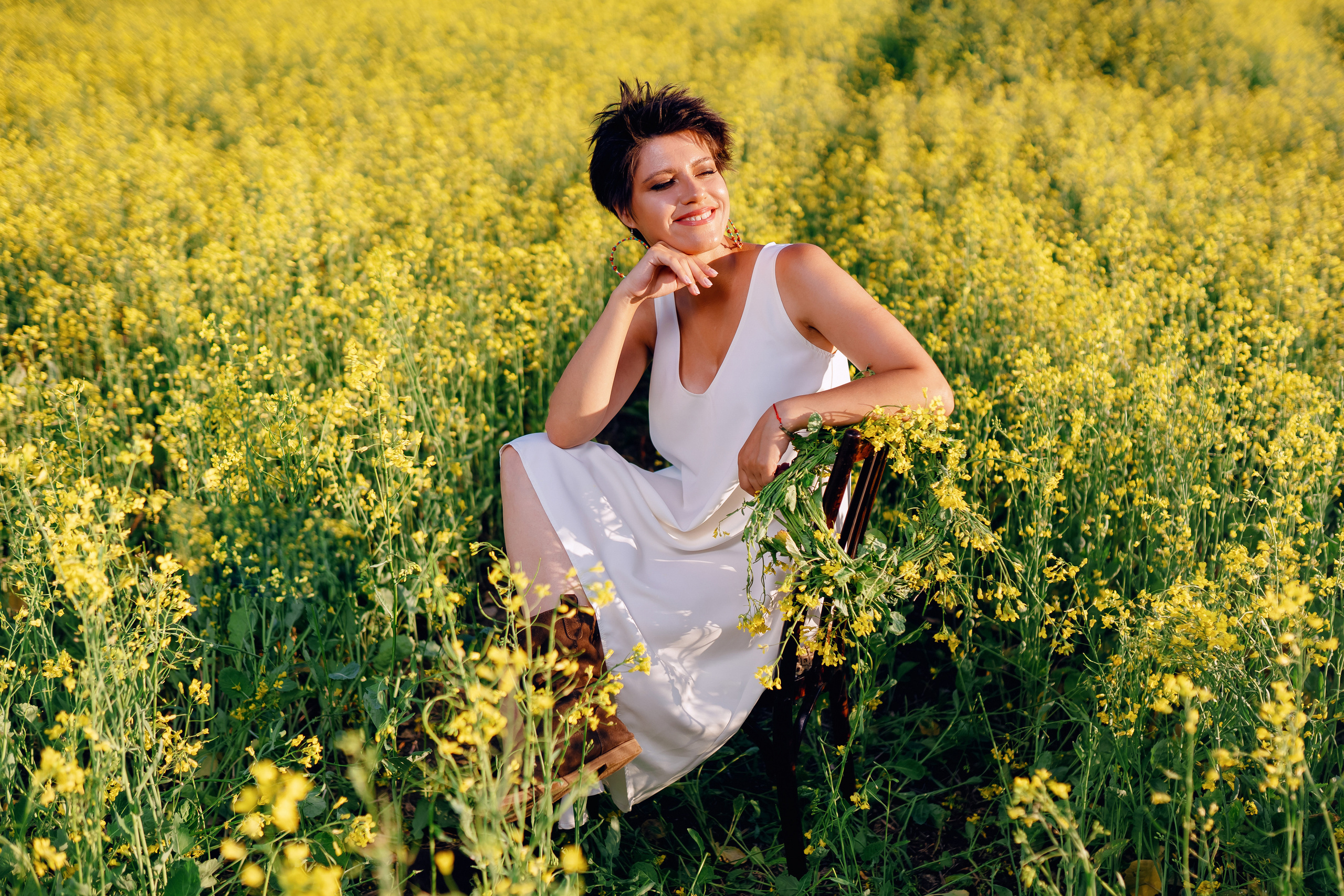 Фотосессия двух подруг в поле. Фотограф Ким Наталья в Красноярске