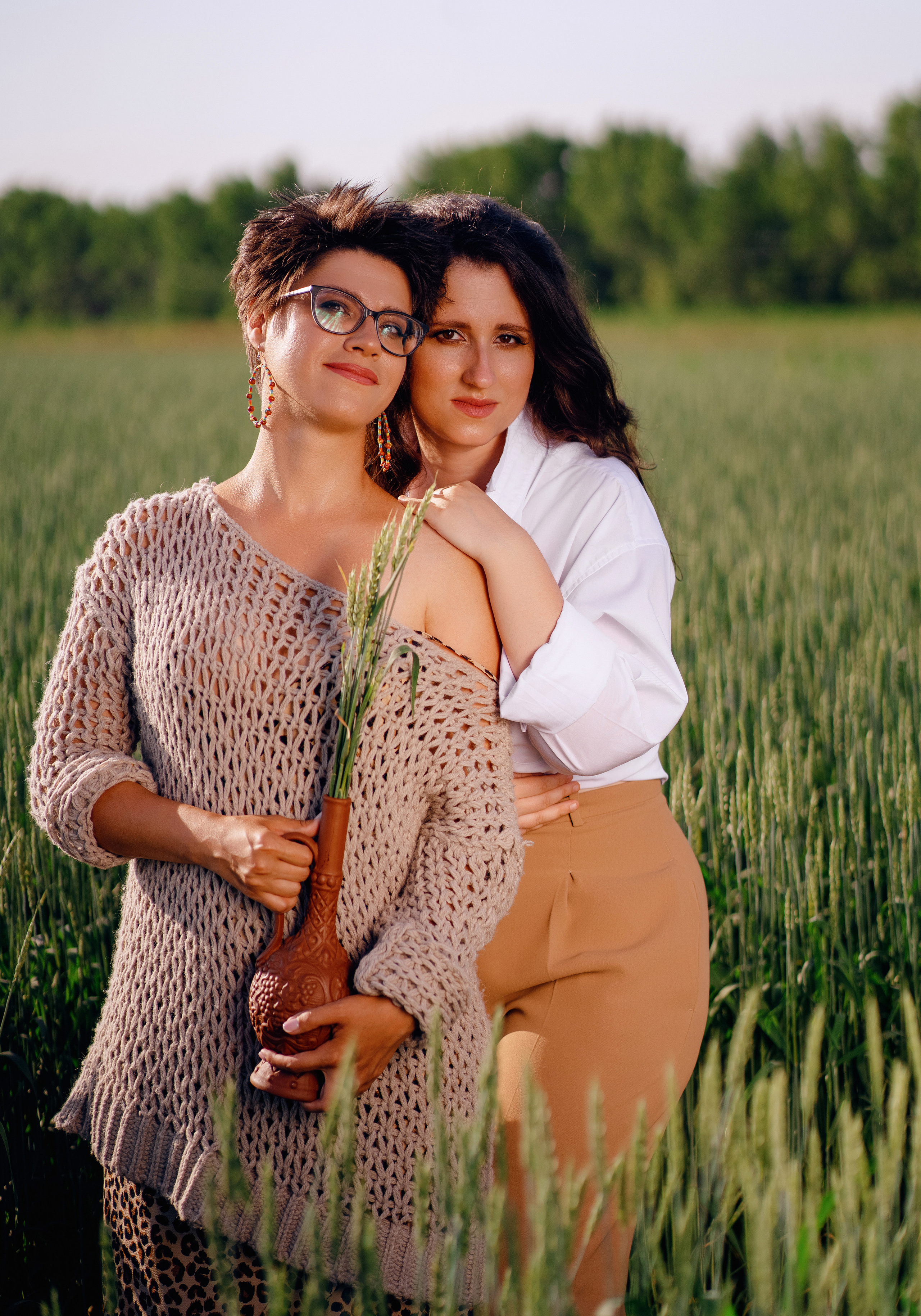 Фотосессия двух подруг в поле. Фотограф Ким Наталья в Красноярске