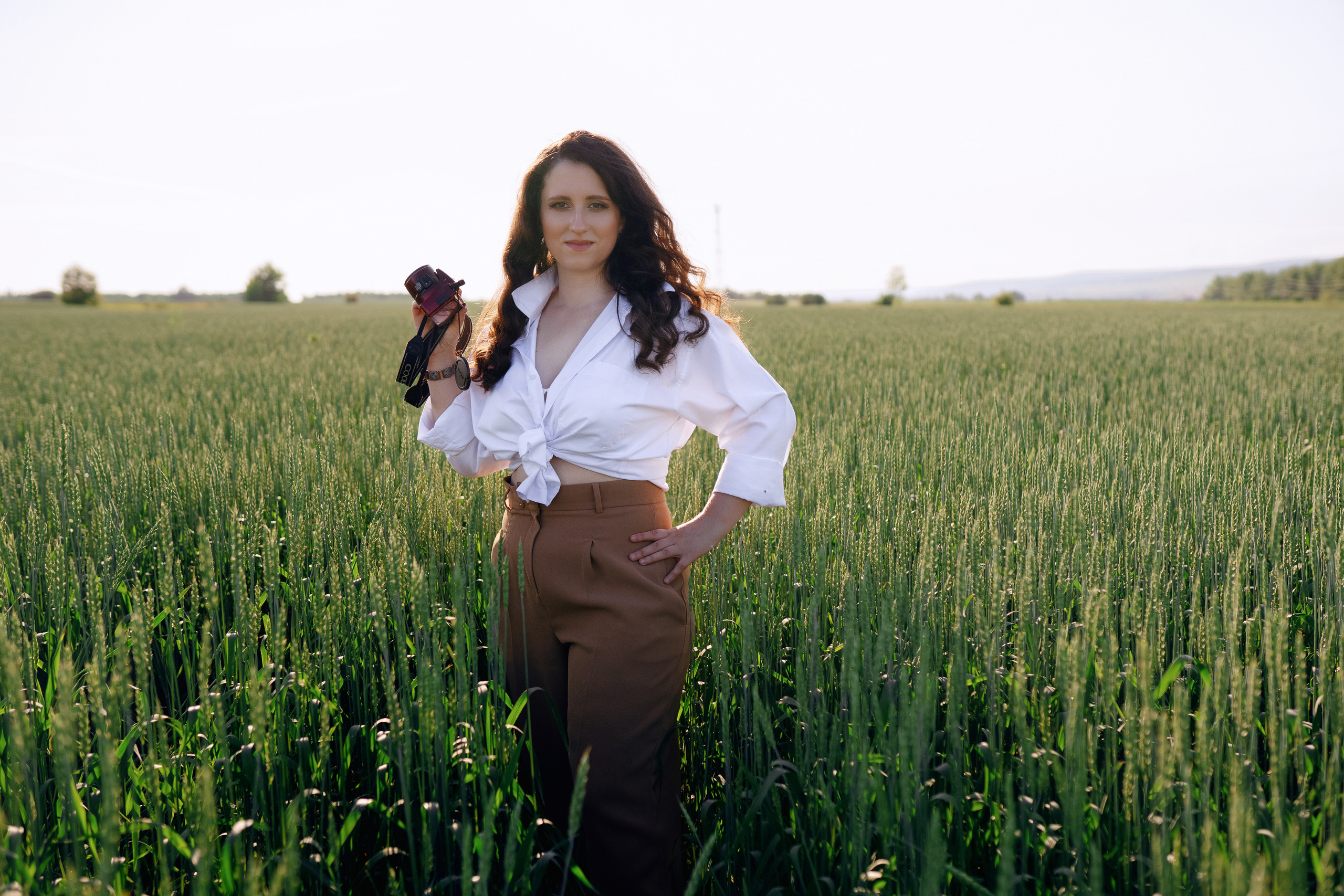 Фотосессия двух подруг в поле. Фотограф Ким Наталья в Красноярске