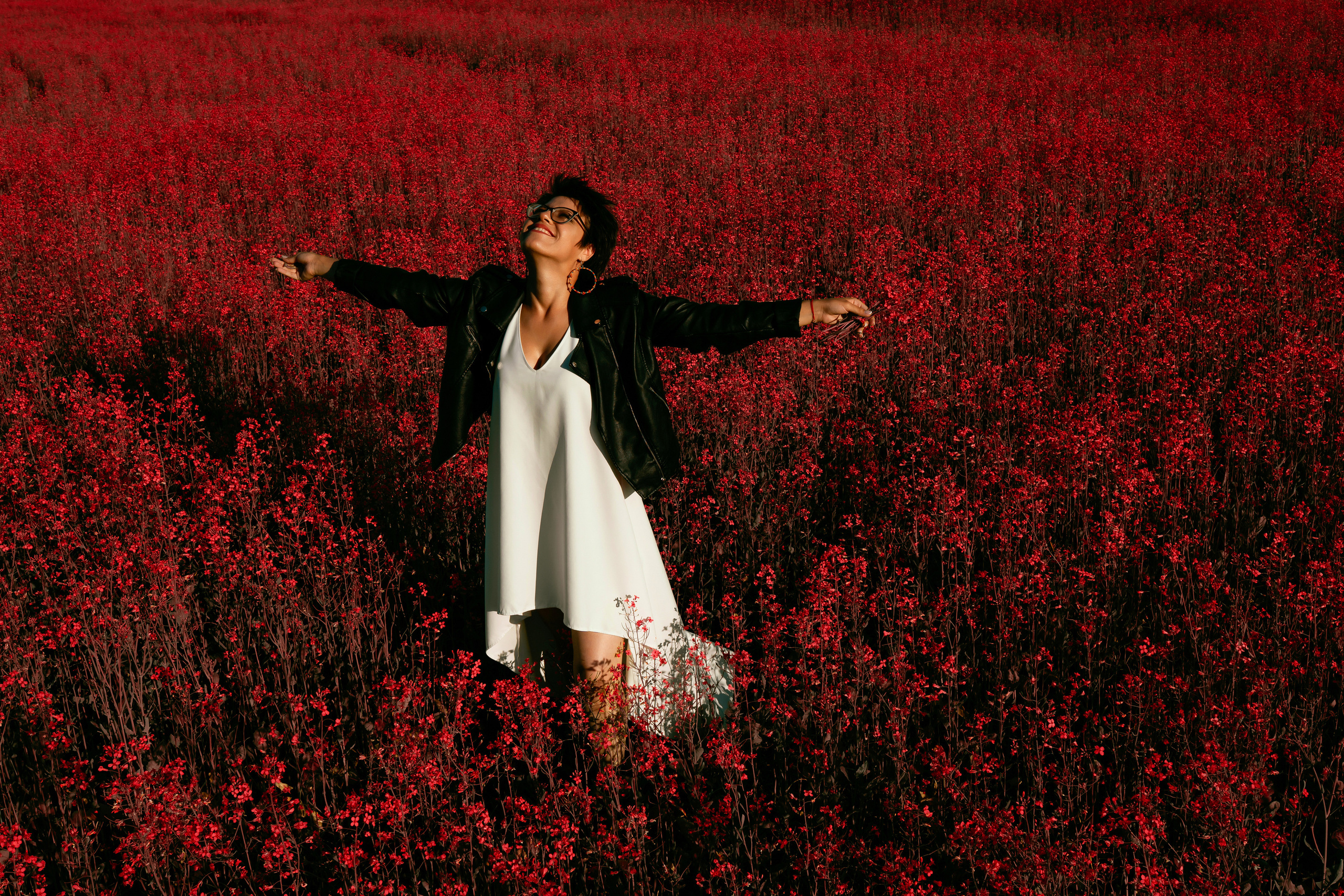 Фотосессия двух подруг в поле. Фотограф Ким Наталья в Красноярске