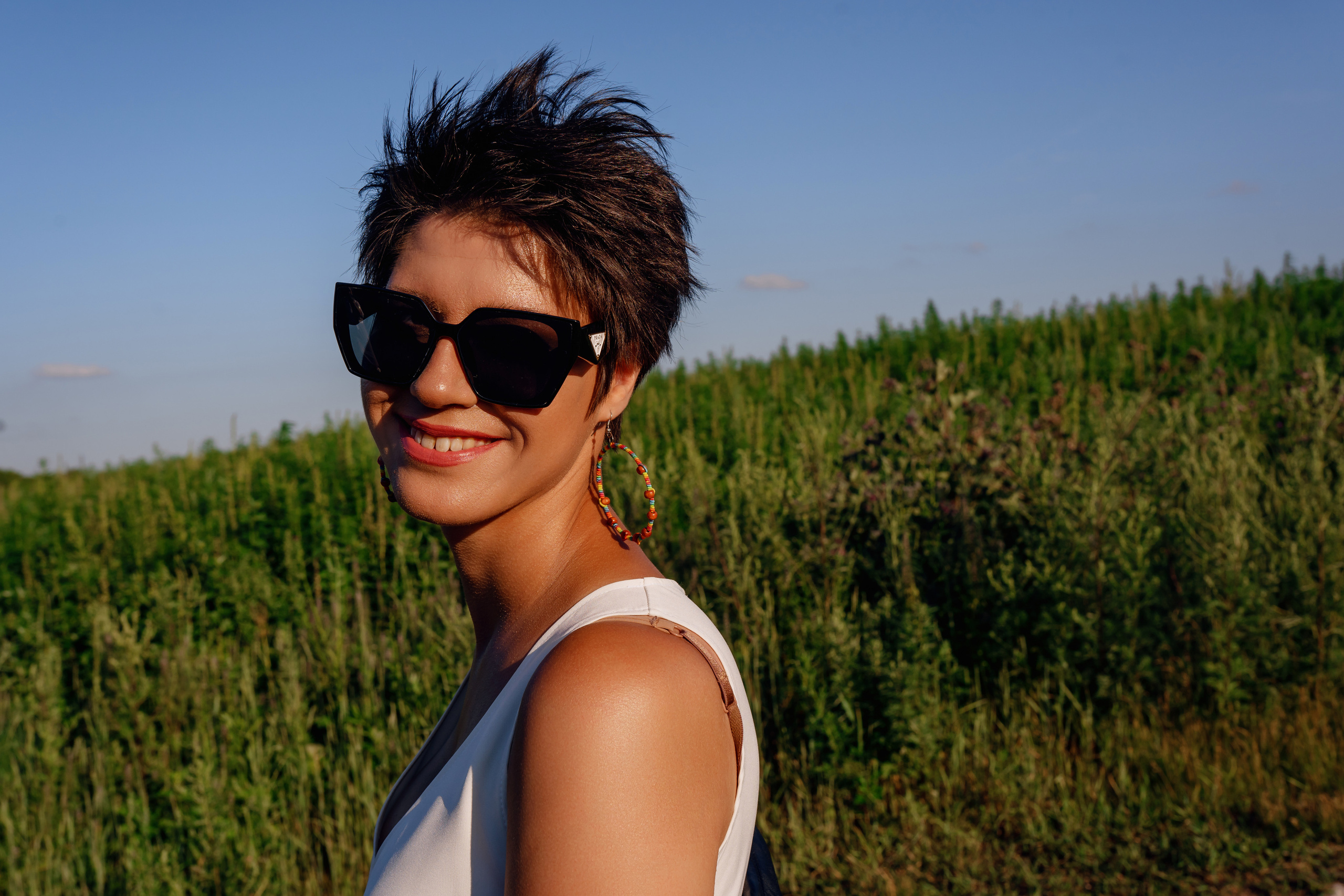 Фотосессия двух подруг в поле. Фотограф Ким Наталья в Красноярске