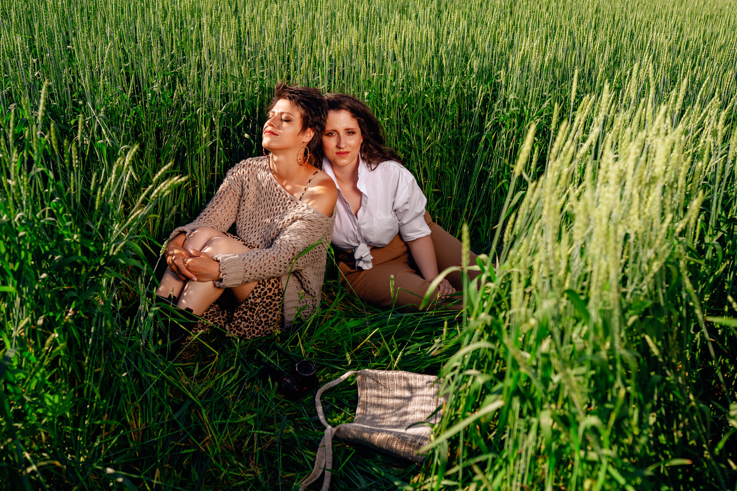 Фотосессия двух подруг в поле. Фотограф Ким Наталья в Красноярске