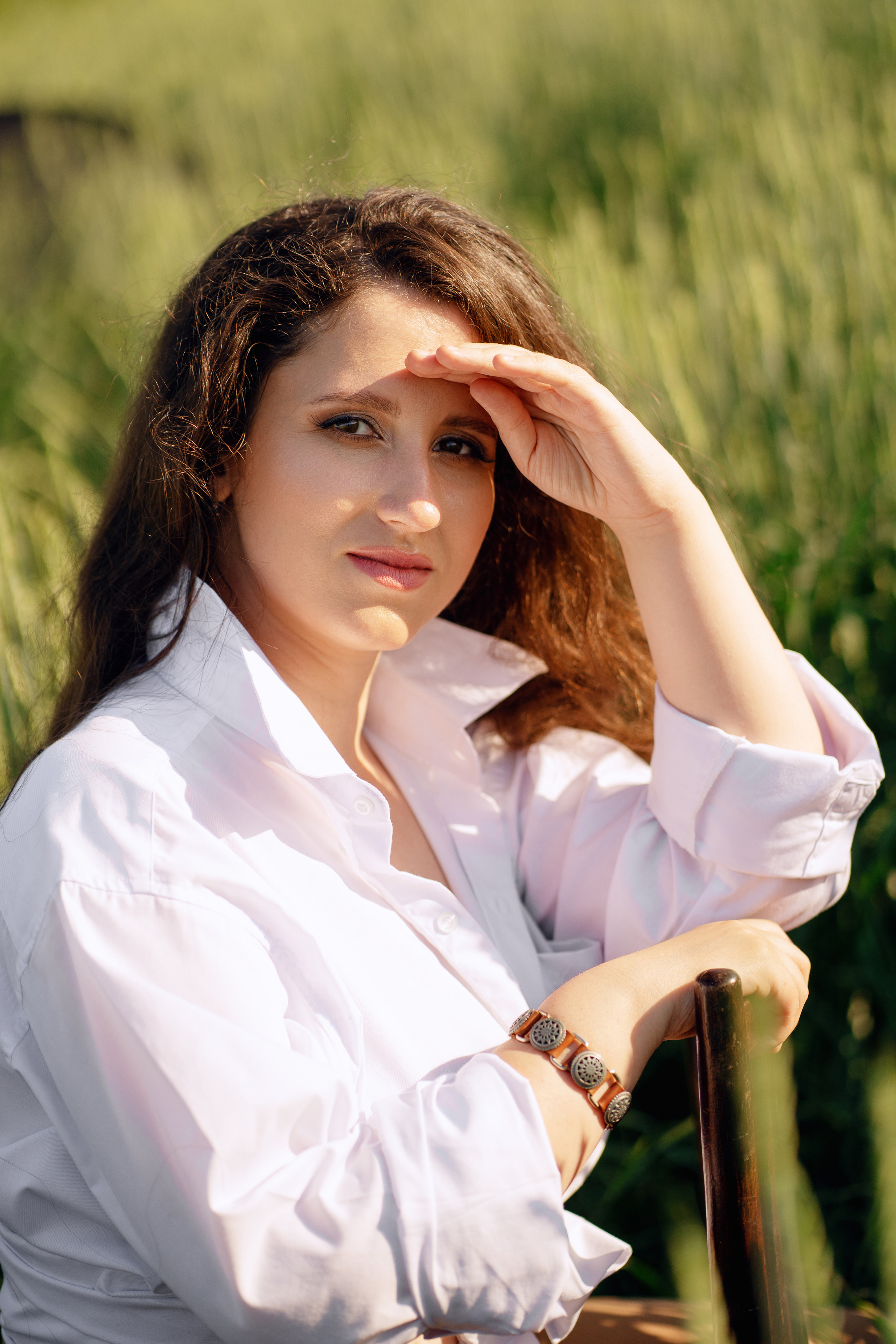 Фотосессия двух подруг в поле. Фотограф Ким Наталья в Красноярске