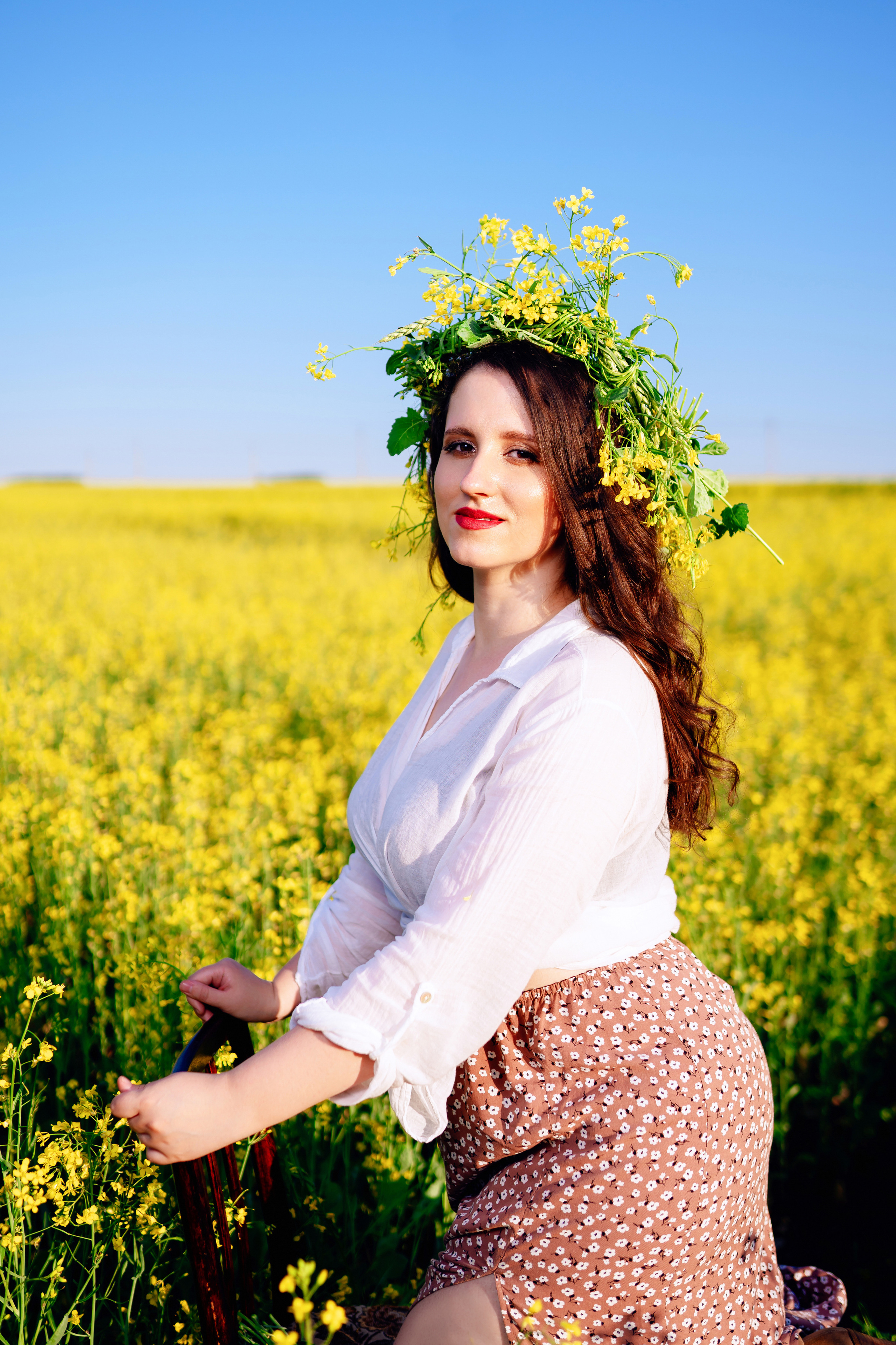 Фотосессия двух подруг в поле. Фотограф Ким Наталья в Красноярске