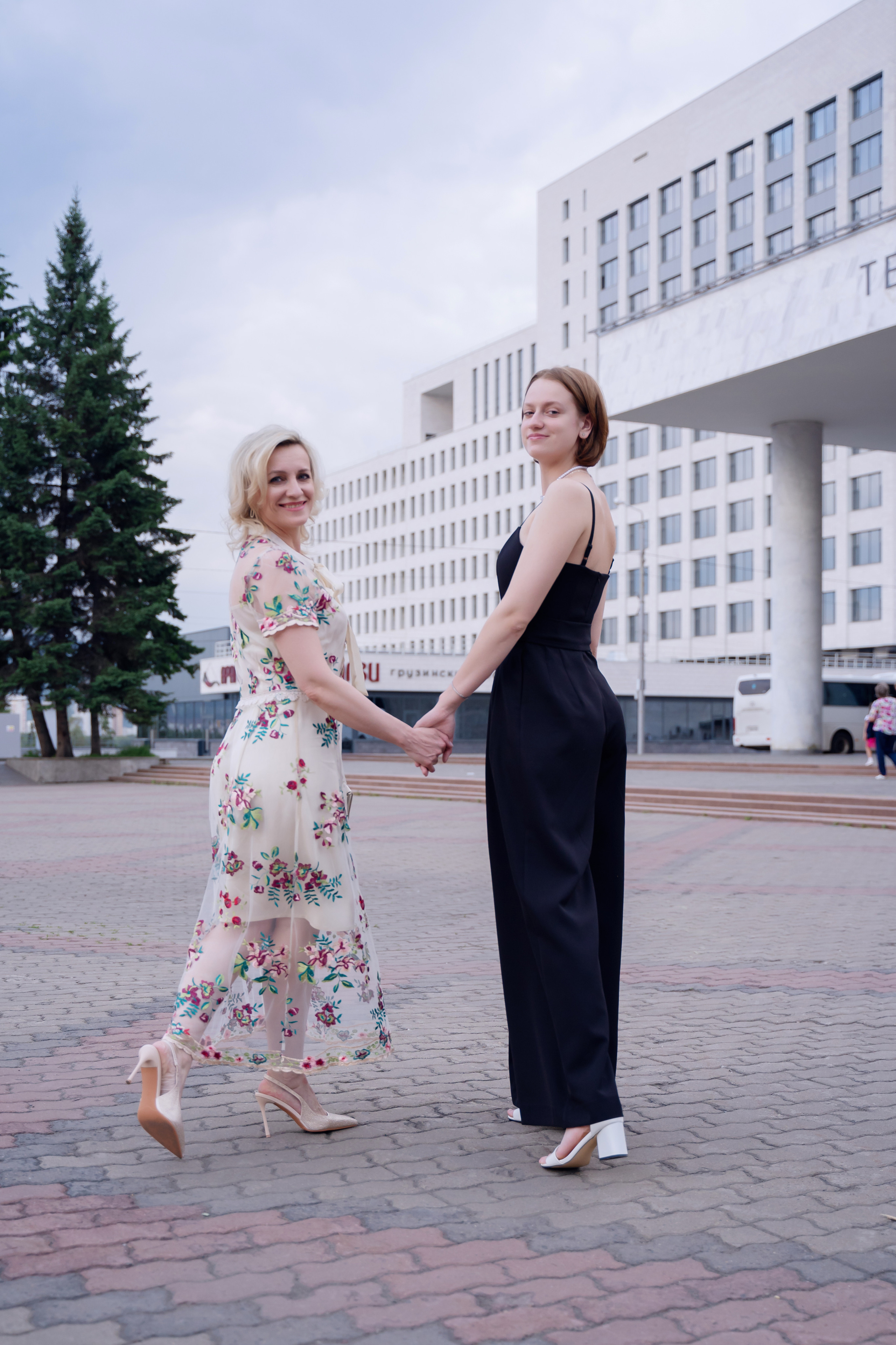 Фотопрогулка для выпускников. Фотограф Ким Наталья в Красноярске