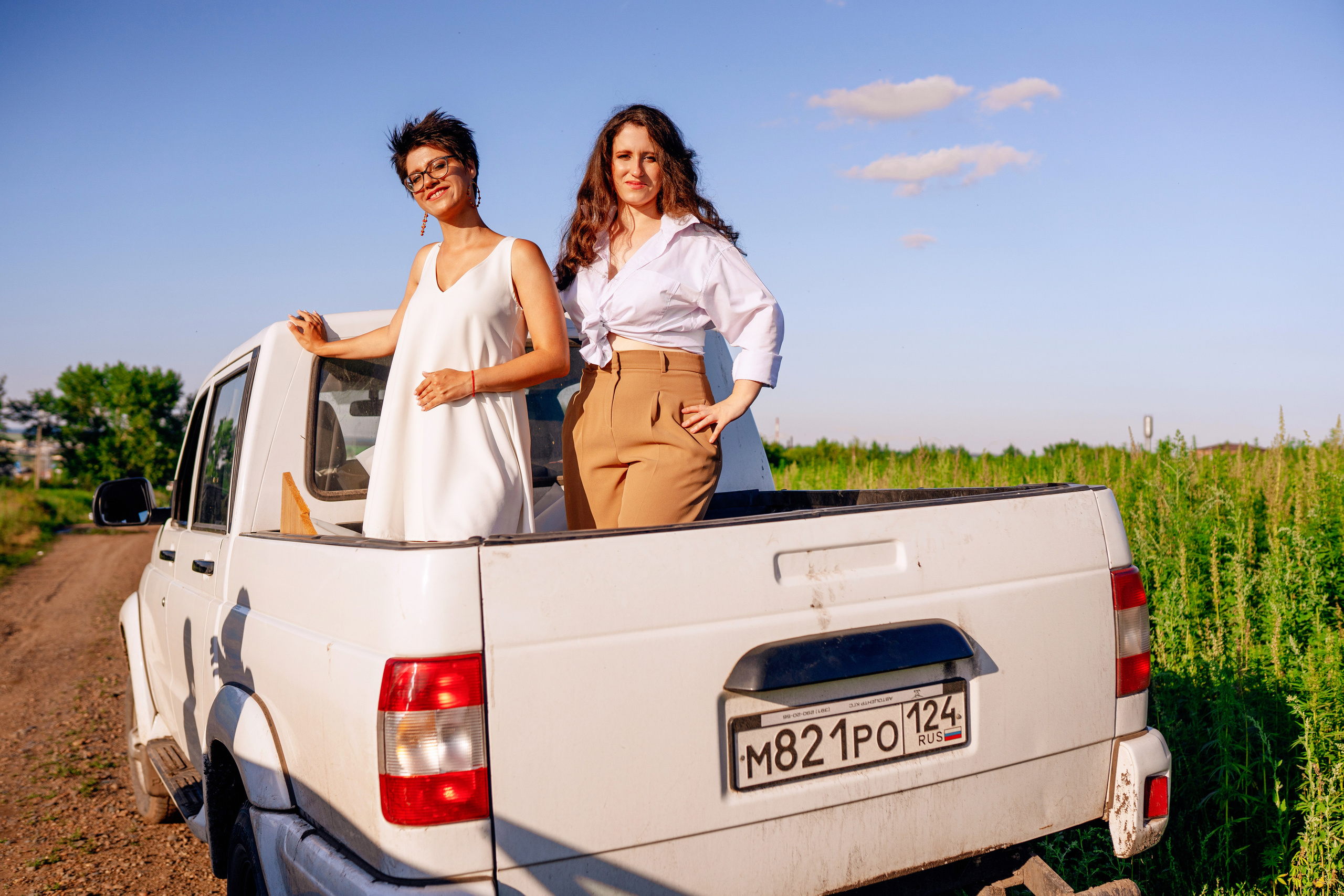 Фотосессия двух подруг в поле. Фотограф Ким Наталья в Красноярске