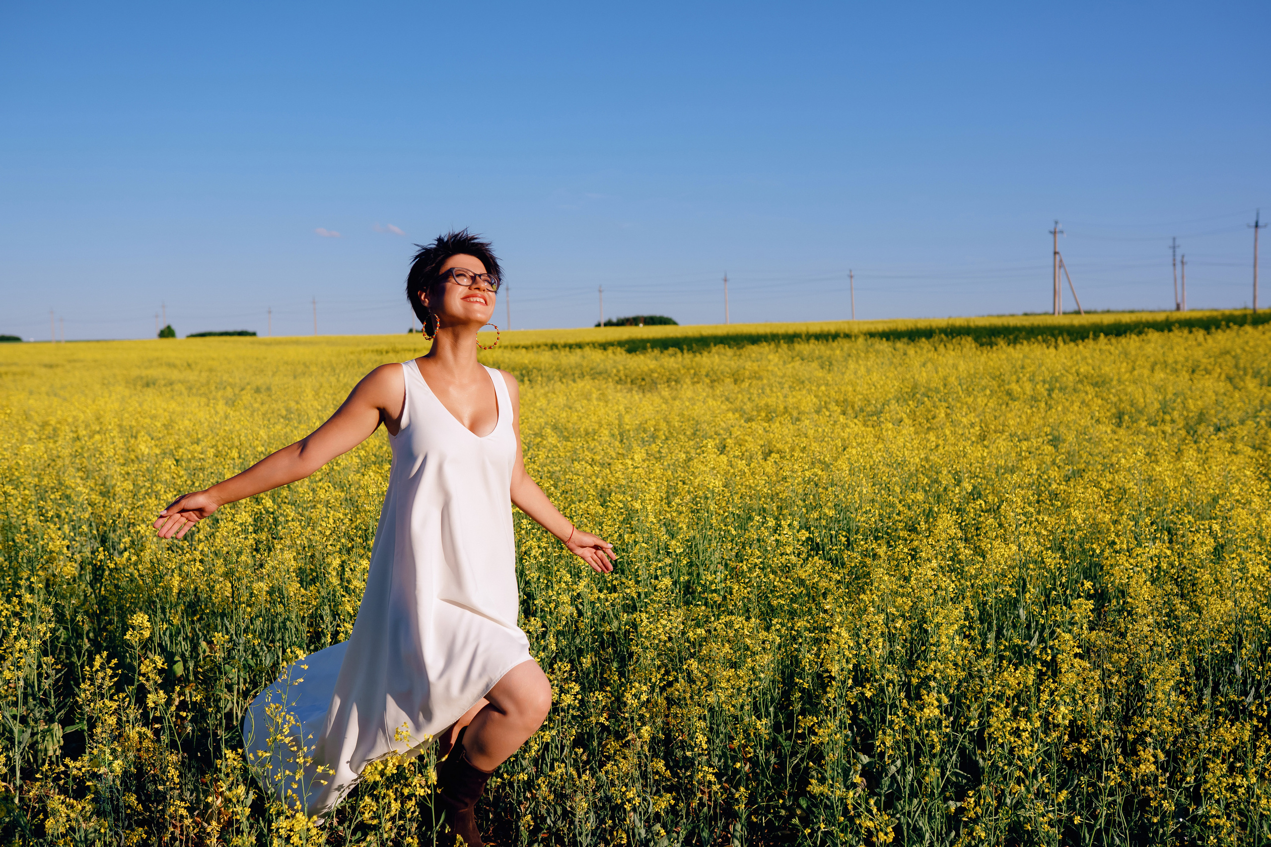 Фотосессия двух подруг в поле. Фотограф Ким Наталья в Красноярске