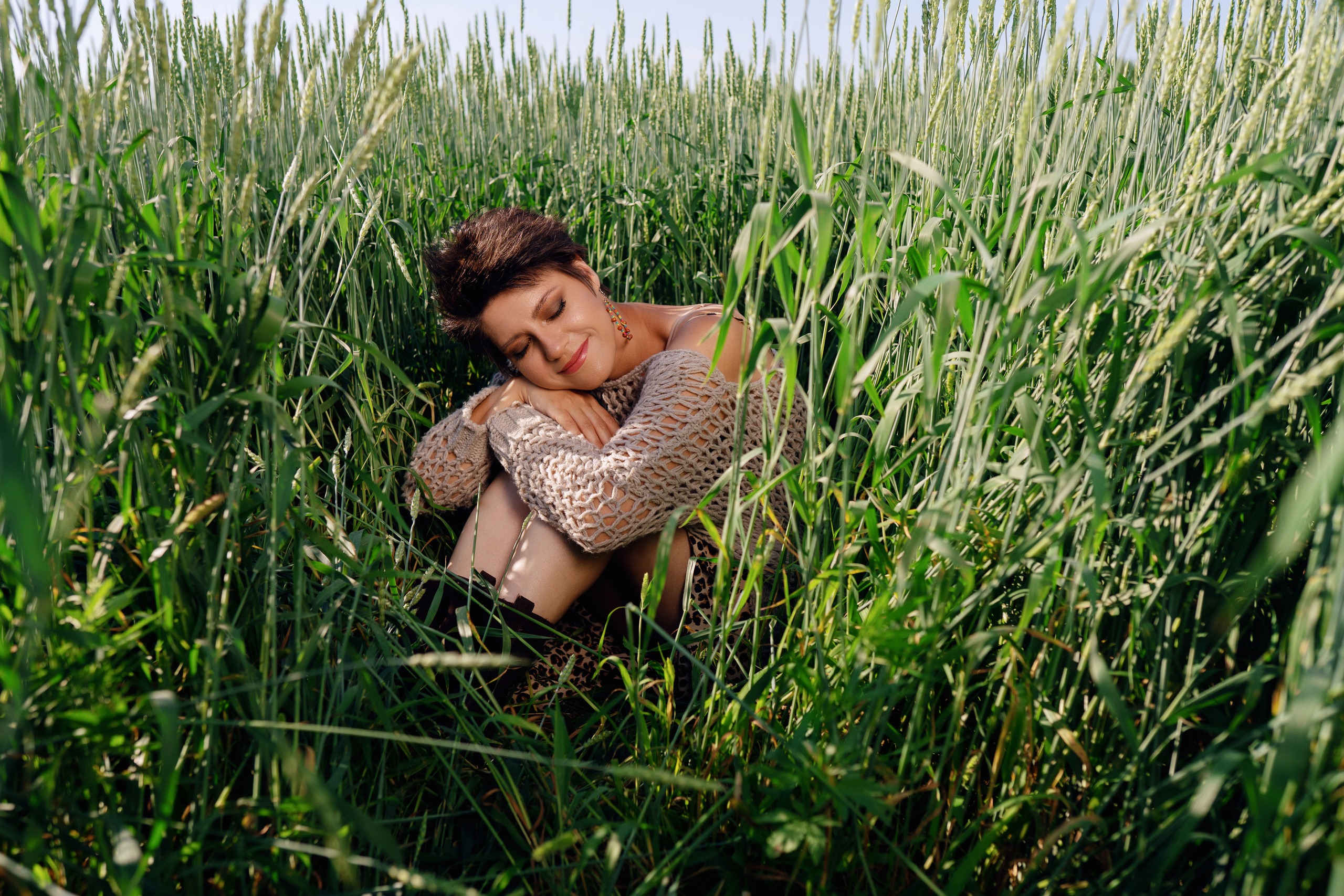 Фотосессия двух подруг в поле. Фотограф Ким Наталья в Красноярске