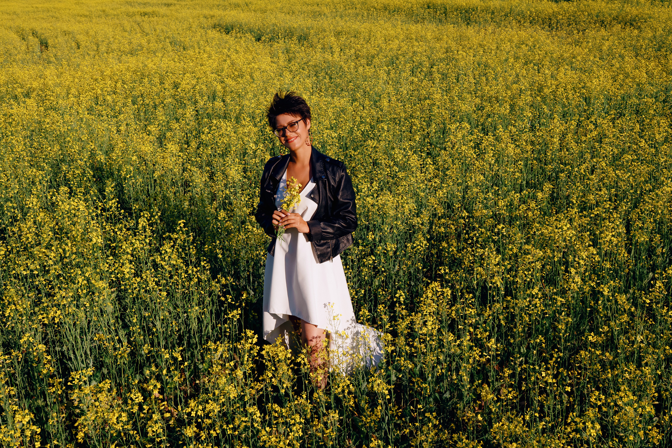 Фотосессия двух подруг в поле. Фотограф Ким Наталья в Красноярске