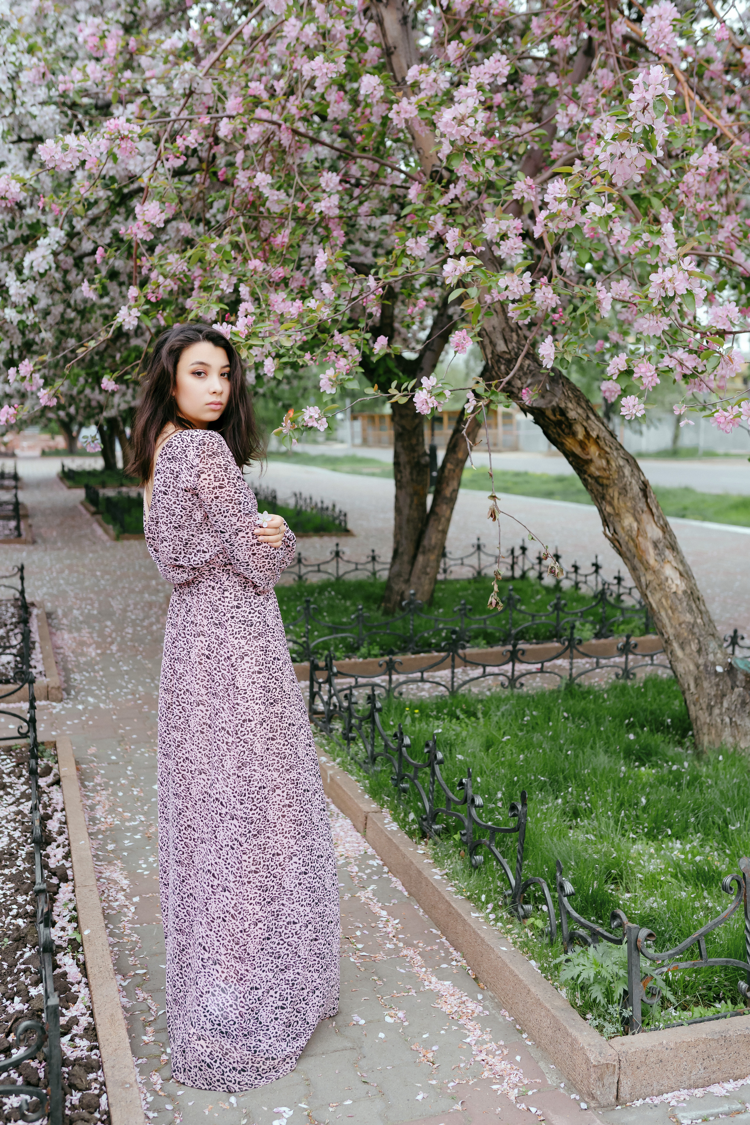 Фотосессия в цветущем саду. Фотограф Ким Наталья в Красноярске