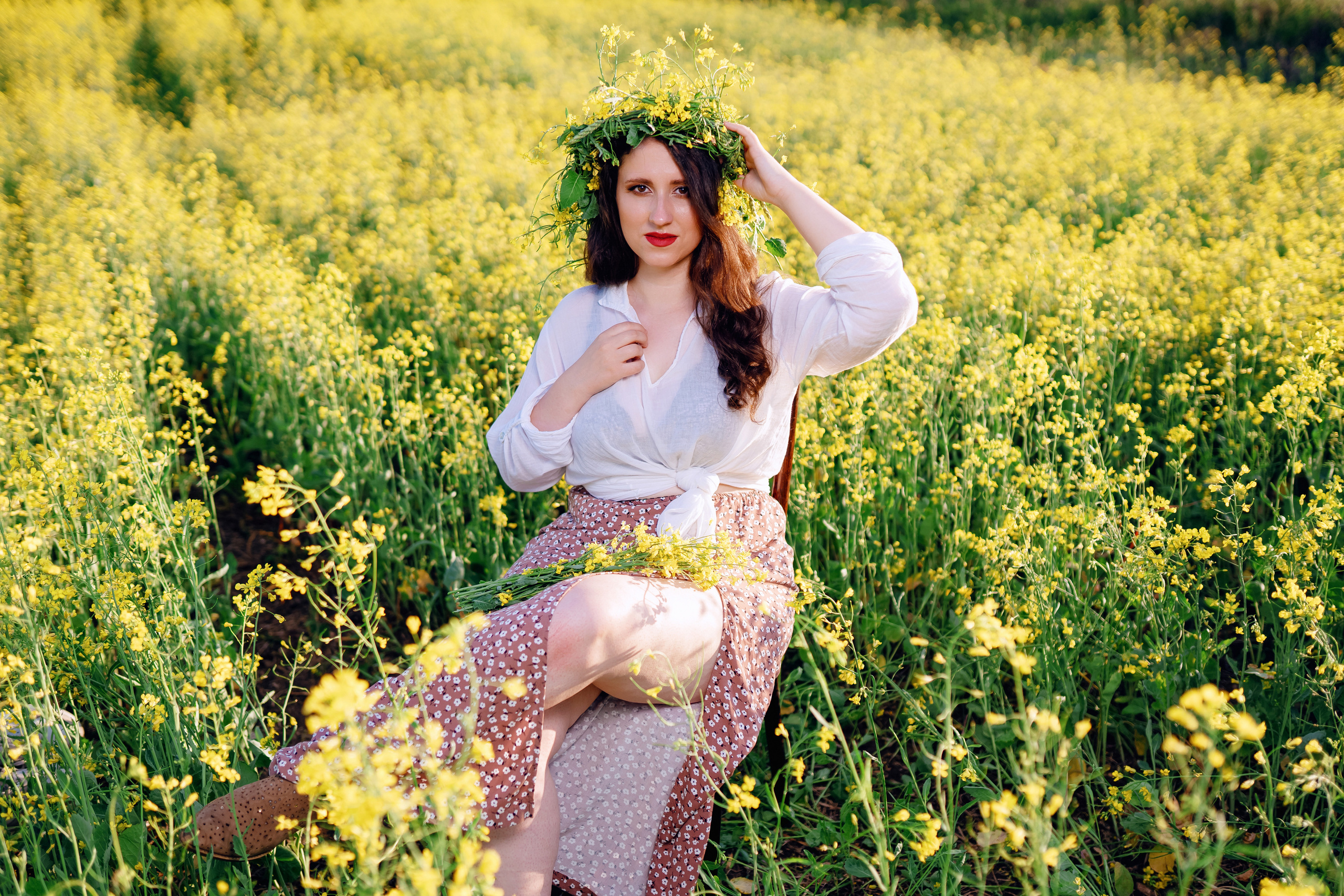 Фотосессия двух подруг в поле. Фотограф Ким Наталья в Красноярске