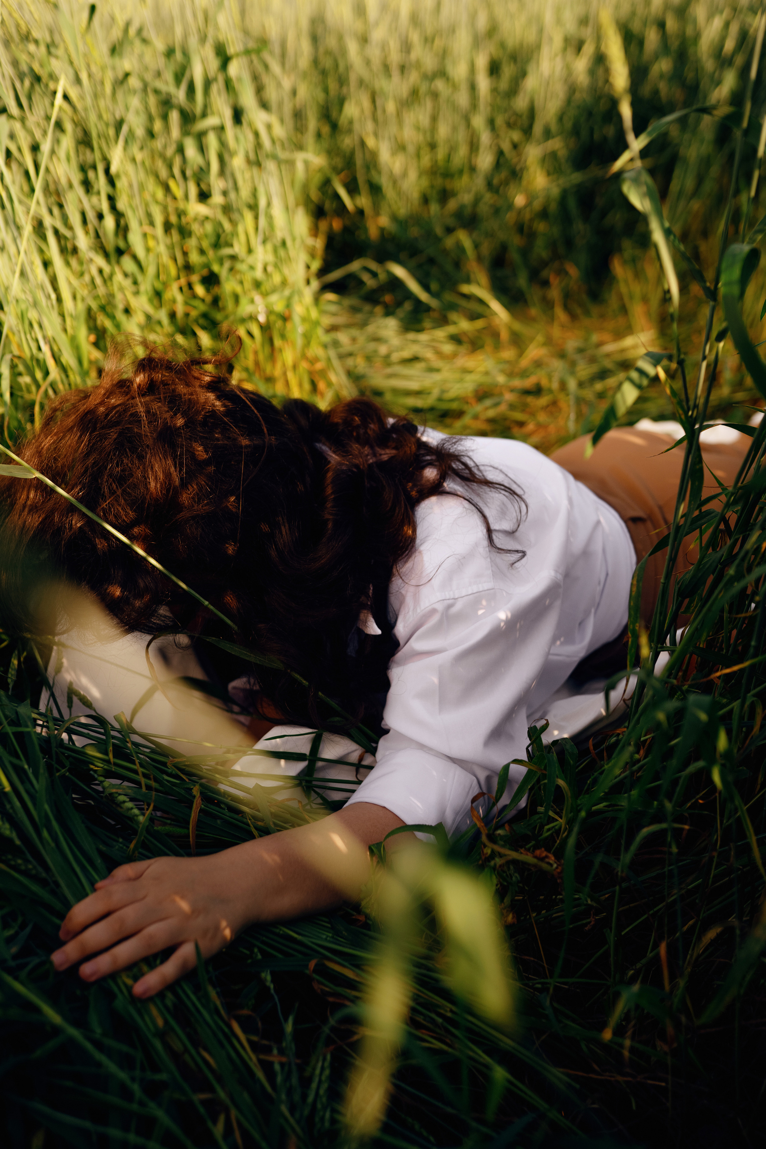 Фотосессия двух подруг в поле. Фотограф Ким Наталья в Красноярске