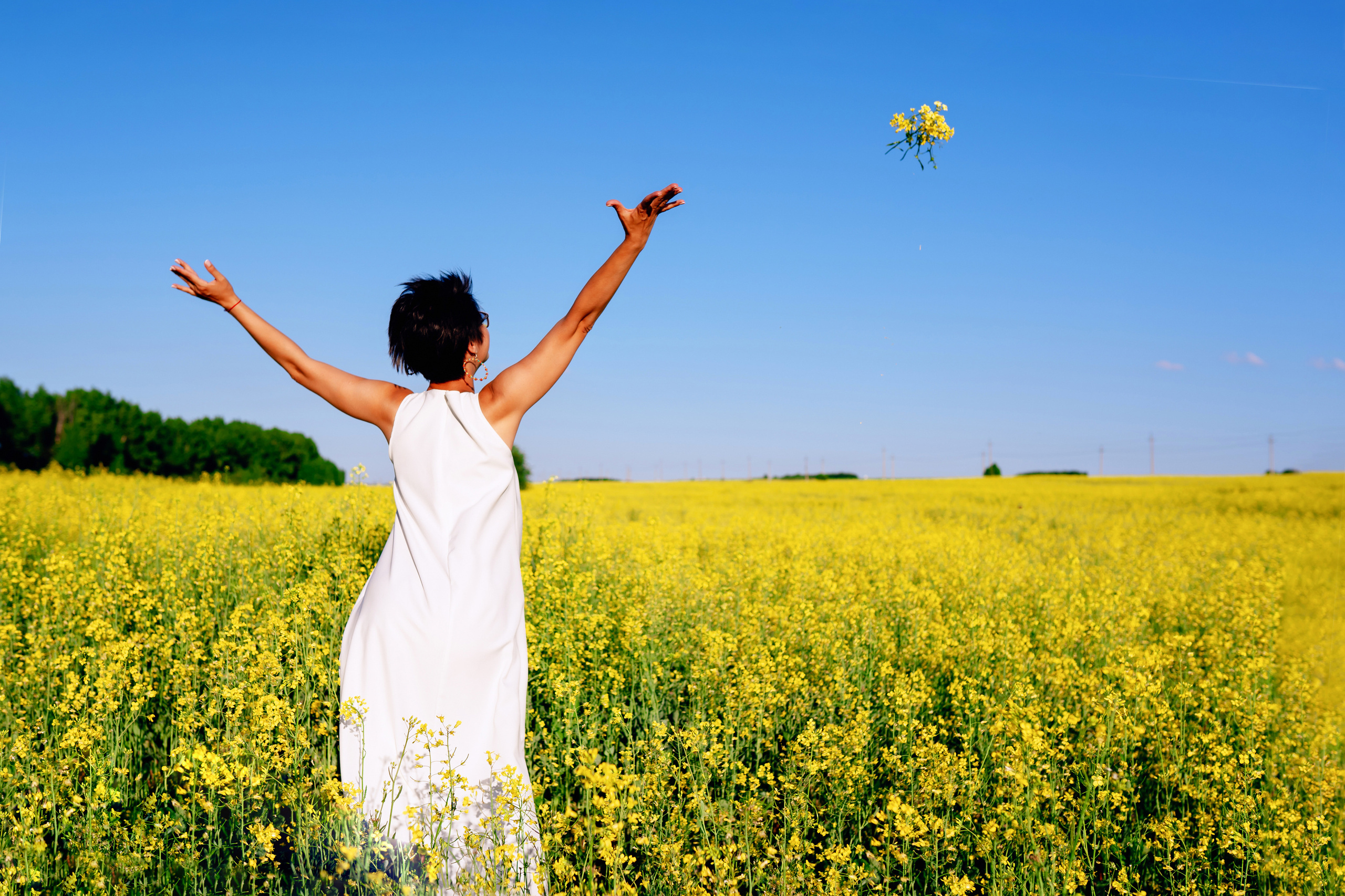 Фотосессия двух подруг в поле. Фотограф Ким Наталья в Красноярске