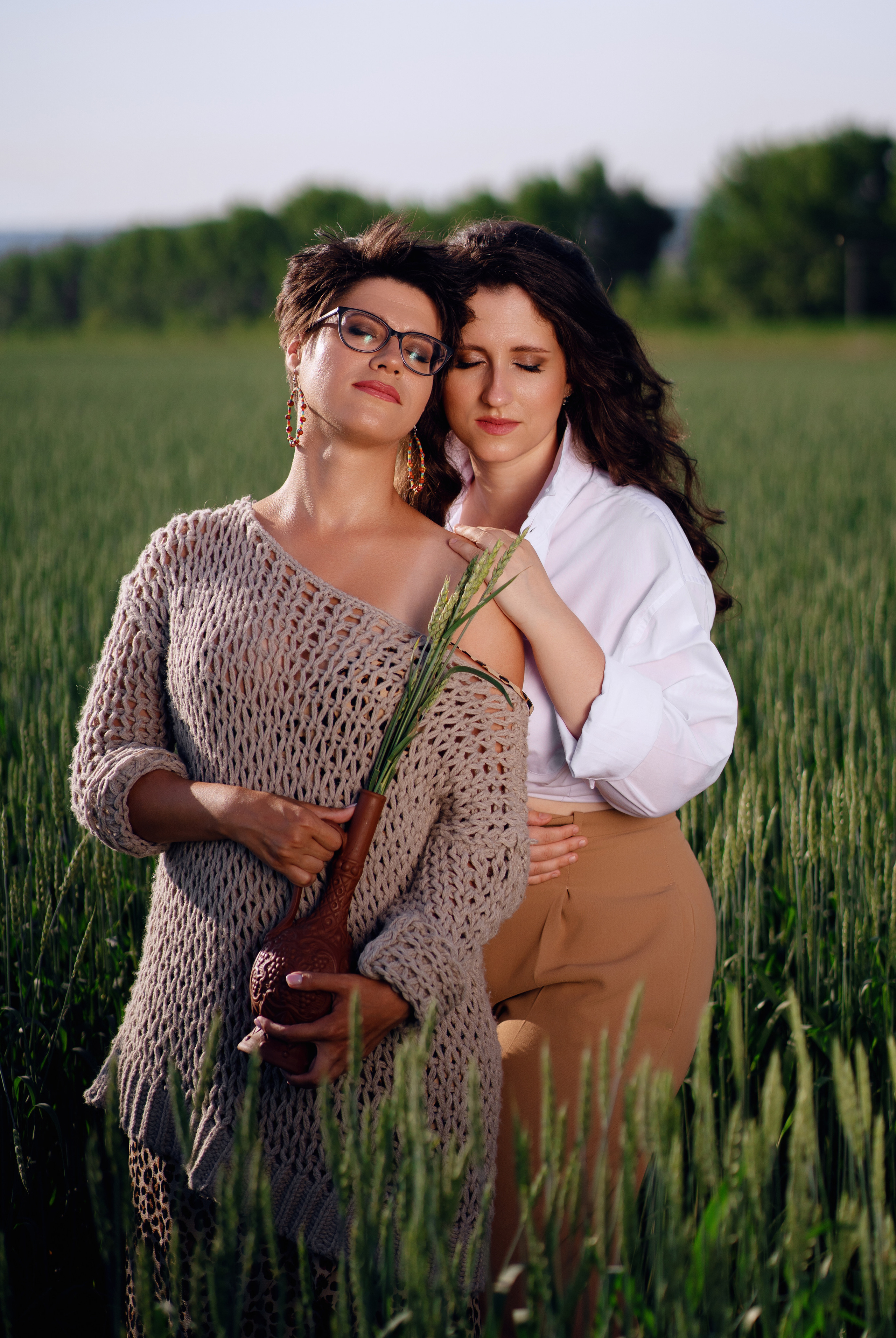Фотосессия двух подруг в поле. Фотограф Ким Наталья в Красноярске