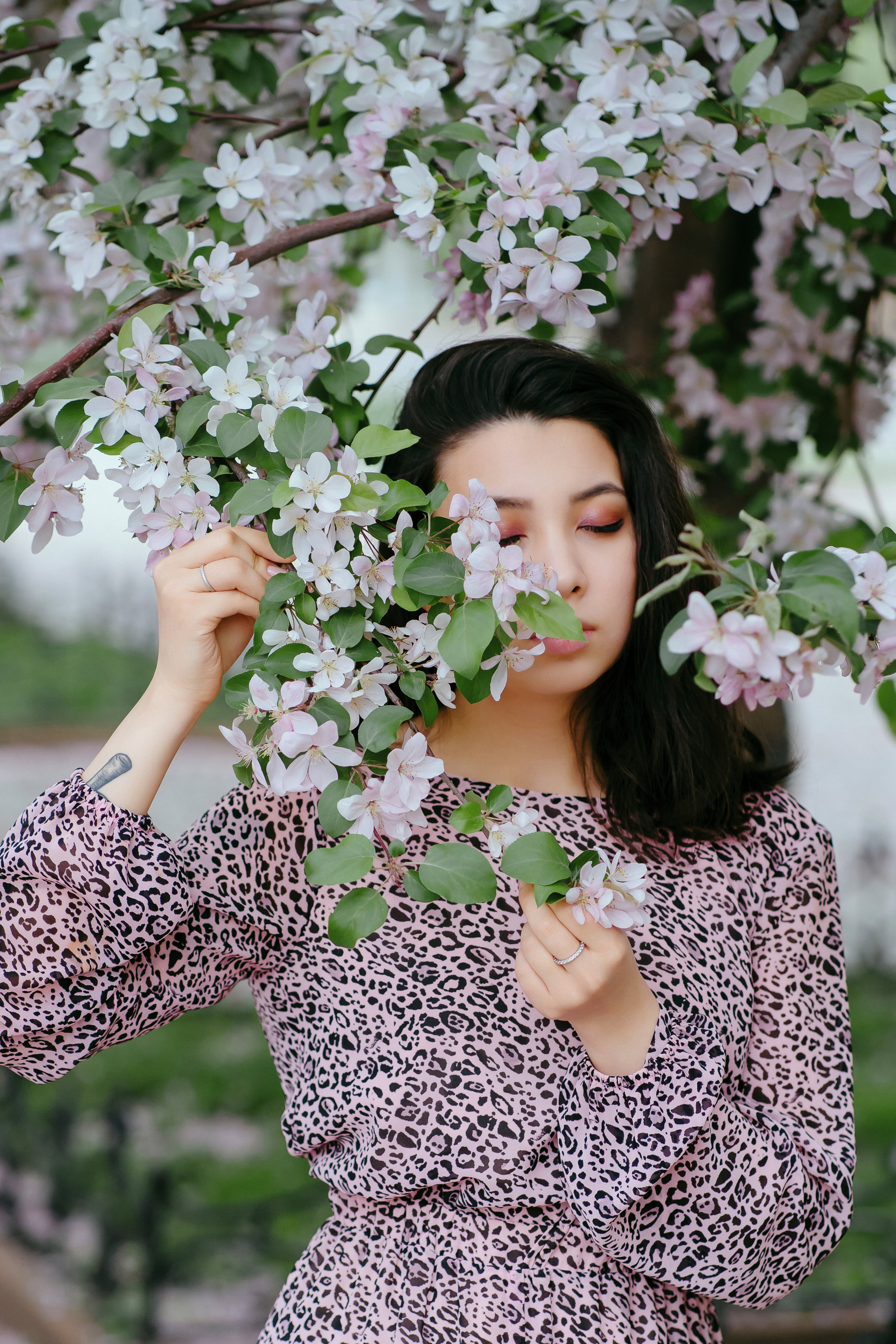 Фотосессия в цветущем саду. Фотограф Ким Наталья в Красноярске