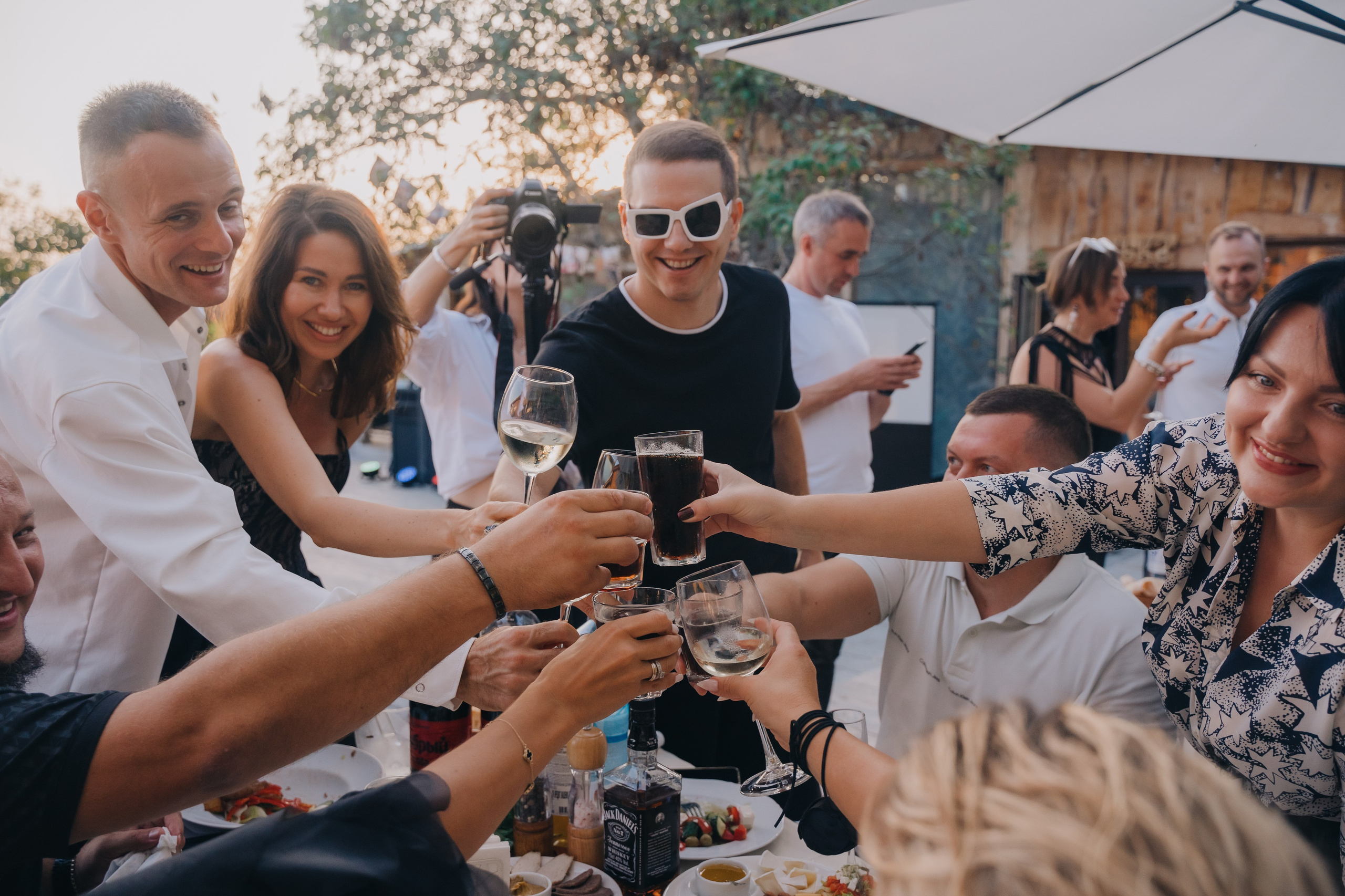 Общее фото гостей ударяющих бокалами 