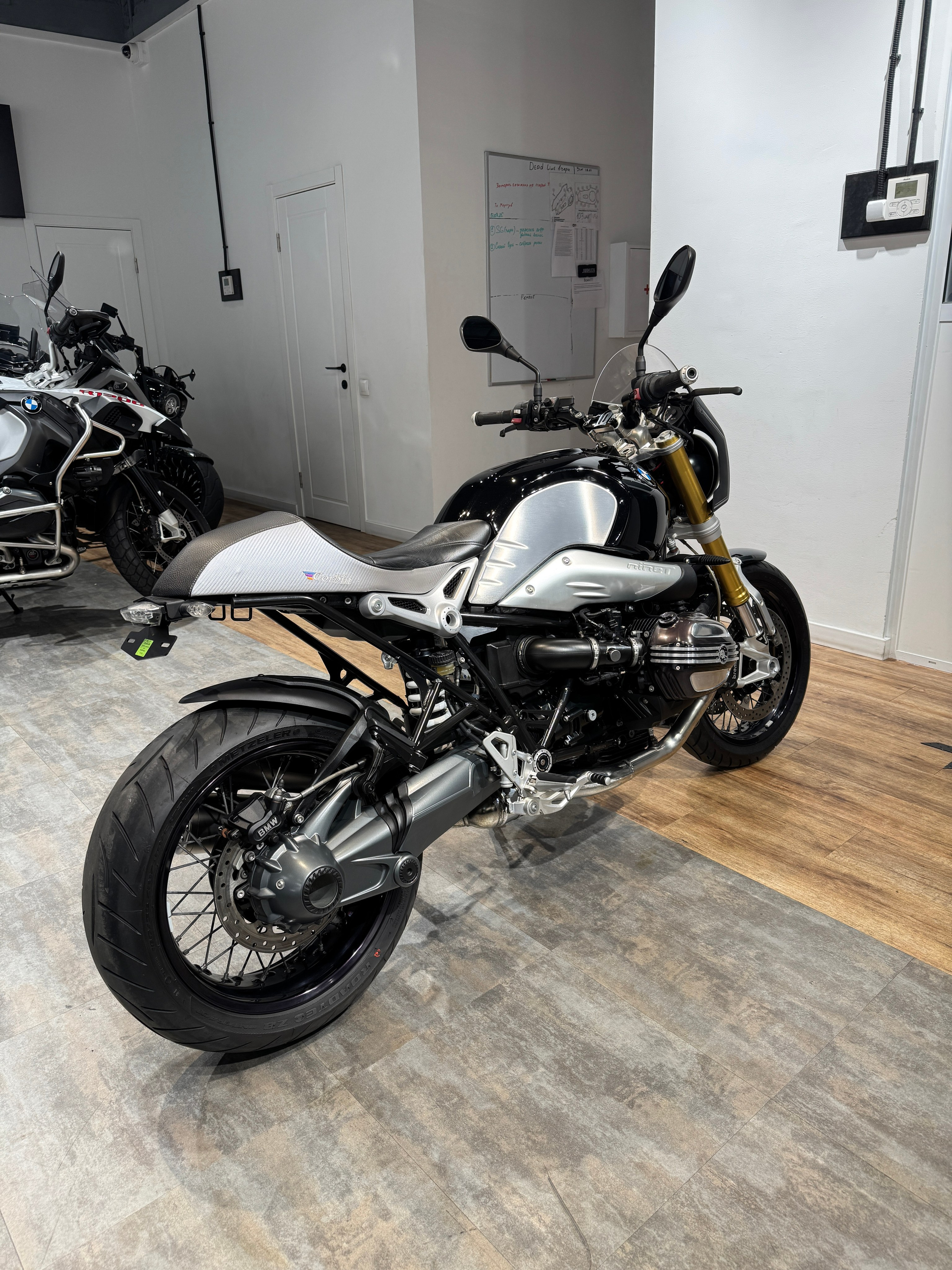 BMW R Nine T (Corbin Cafe Racer). Hello Davidson, Москва. Только хорошие мотоциклы…