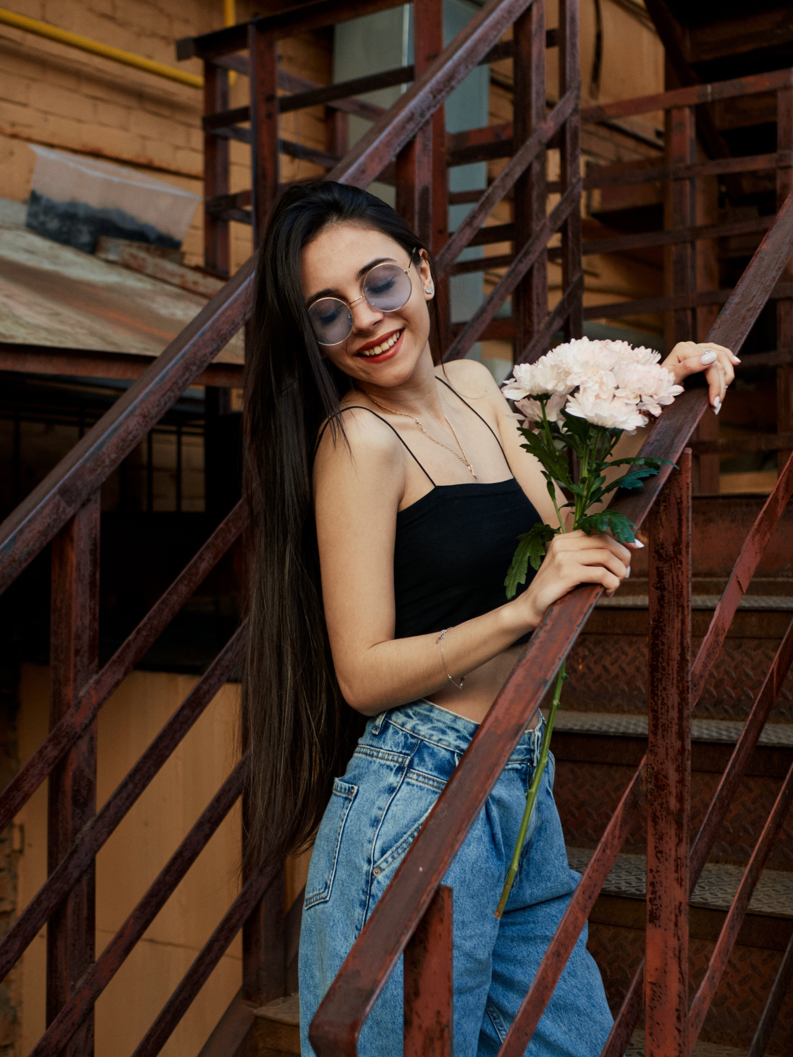 Девушка в цветком на лестнице