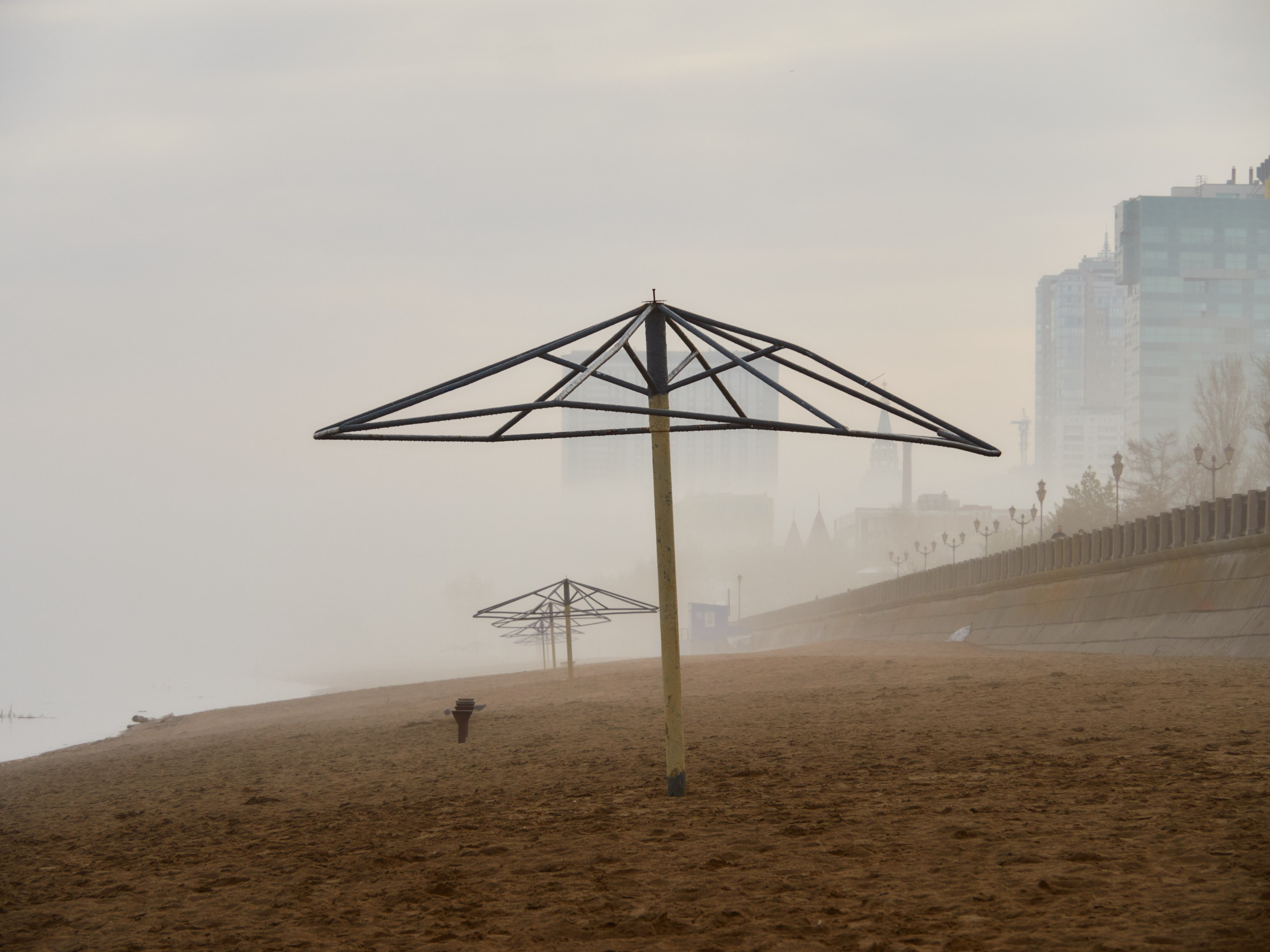 Волжский пляж в тумане