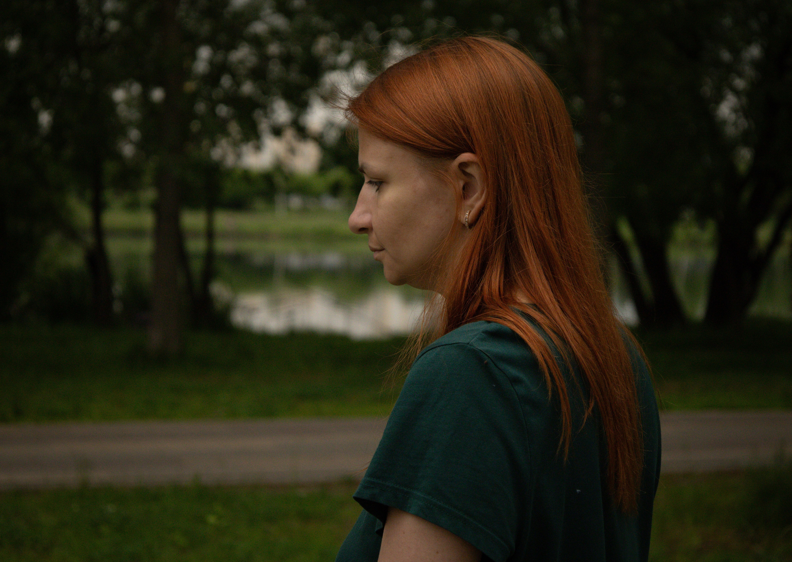 Моя маленькая спутница: Банни и Настя в Южнобутовском парке. Фотограф-анималист в Москве Екатерина Тихонова