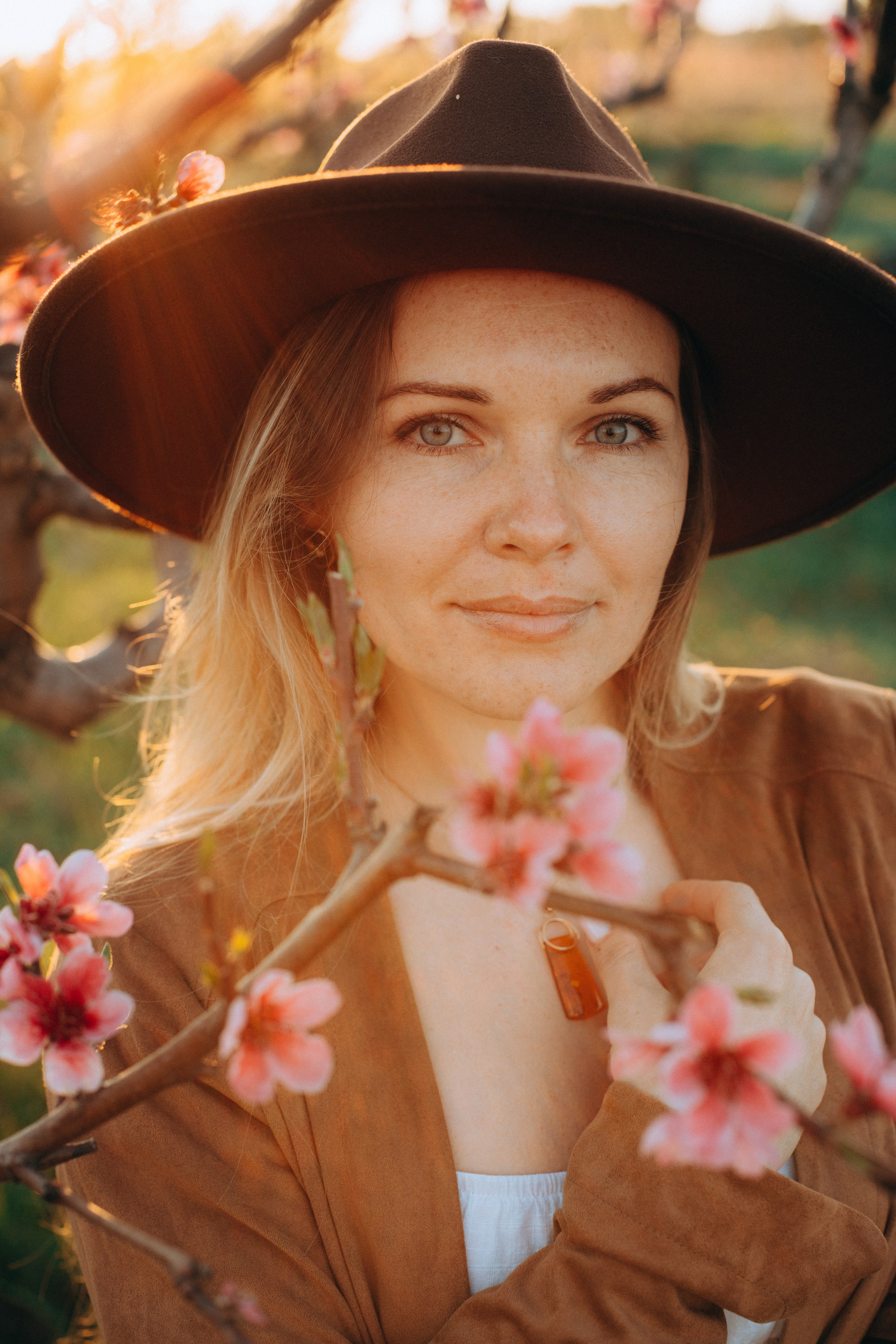 Женская фотосессия в персиковых цветениях. Портретный свадебный фотограф Крым | Евгения Щитенко