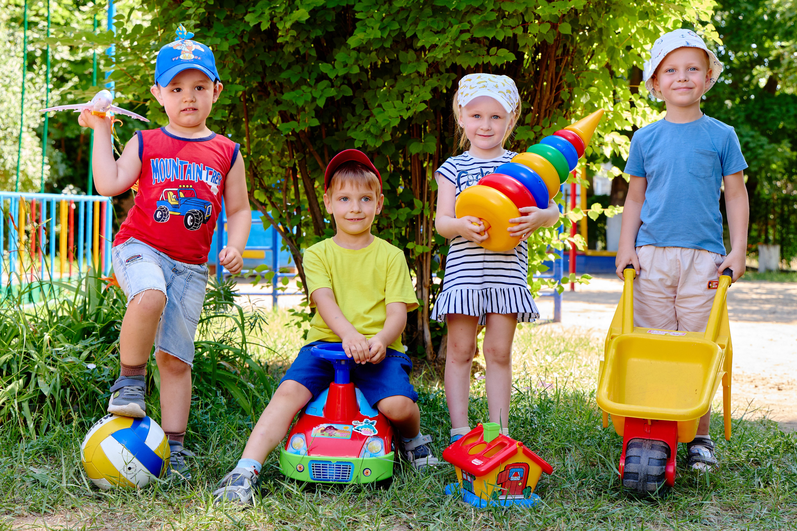 Пример летней съёмки в детском саду № 92 младшая группа Ромашки. Фотограф Выпускные альбомы Таганрог Сергей Коробченко