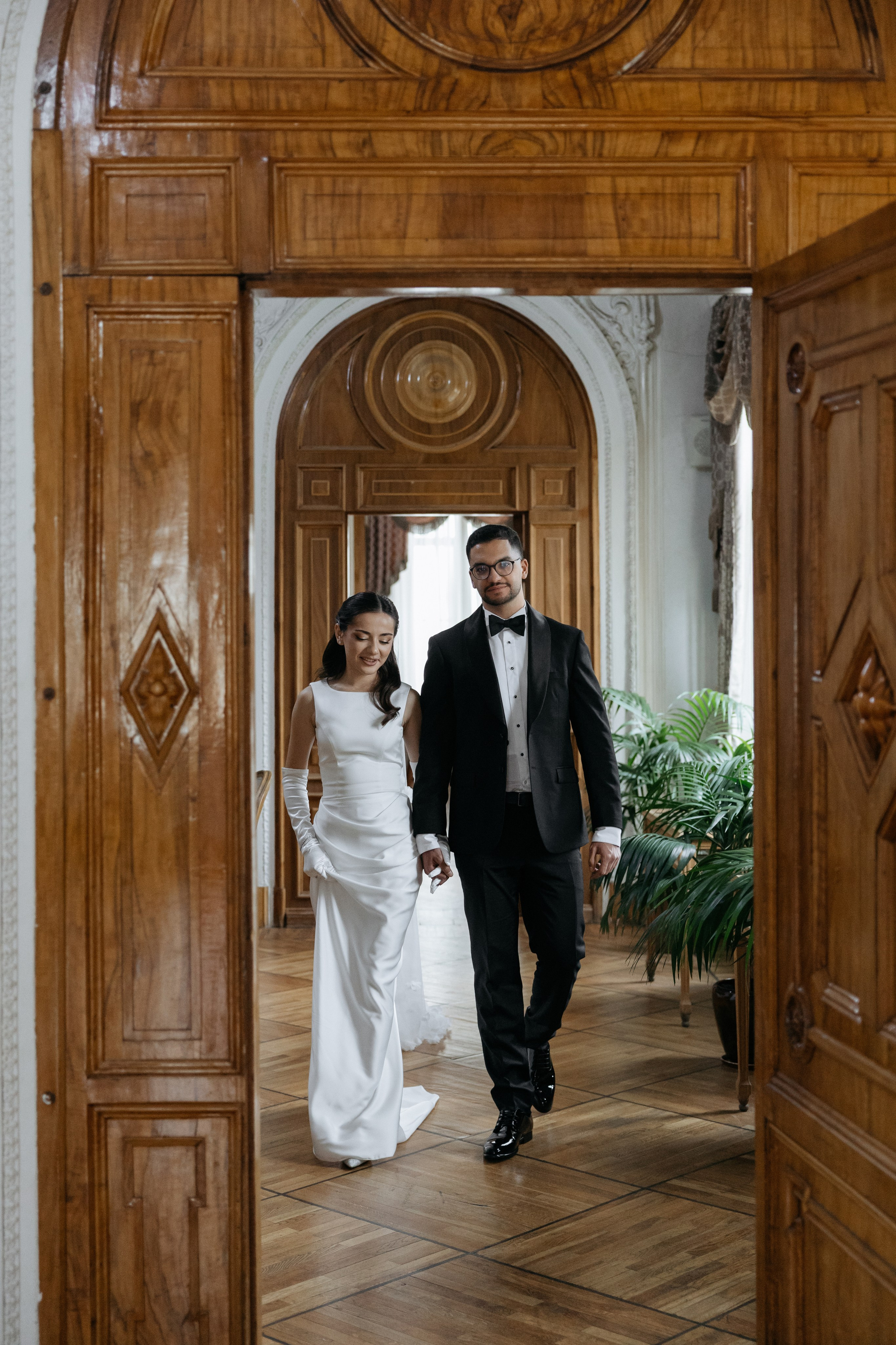 Роспись в Кутузовском ЗАГСе, фотосессия в Пушкинской библиотеке и банкет (семейный ужин) в ресторане «Кафе Пушкинъ». Свадебный фотограф в Москве Полина Лелетко