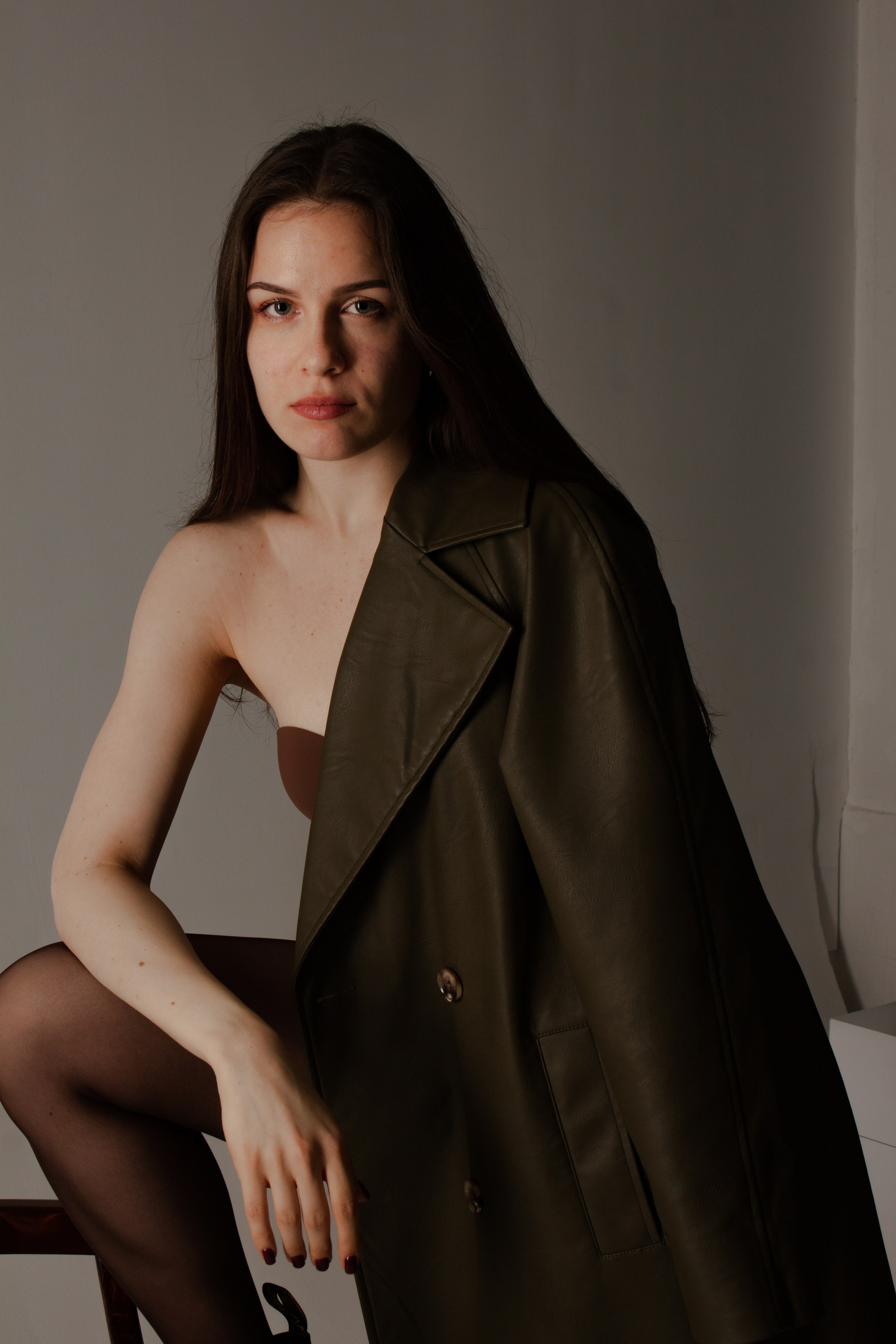 Стильная томная фотосессия в студии в зеленых цветах в тренче. Фотограф Наталья Воронина Москва