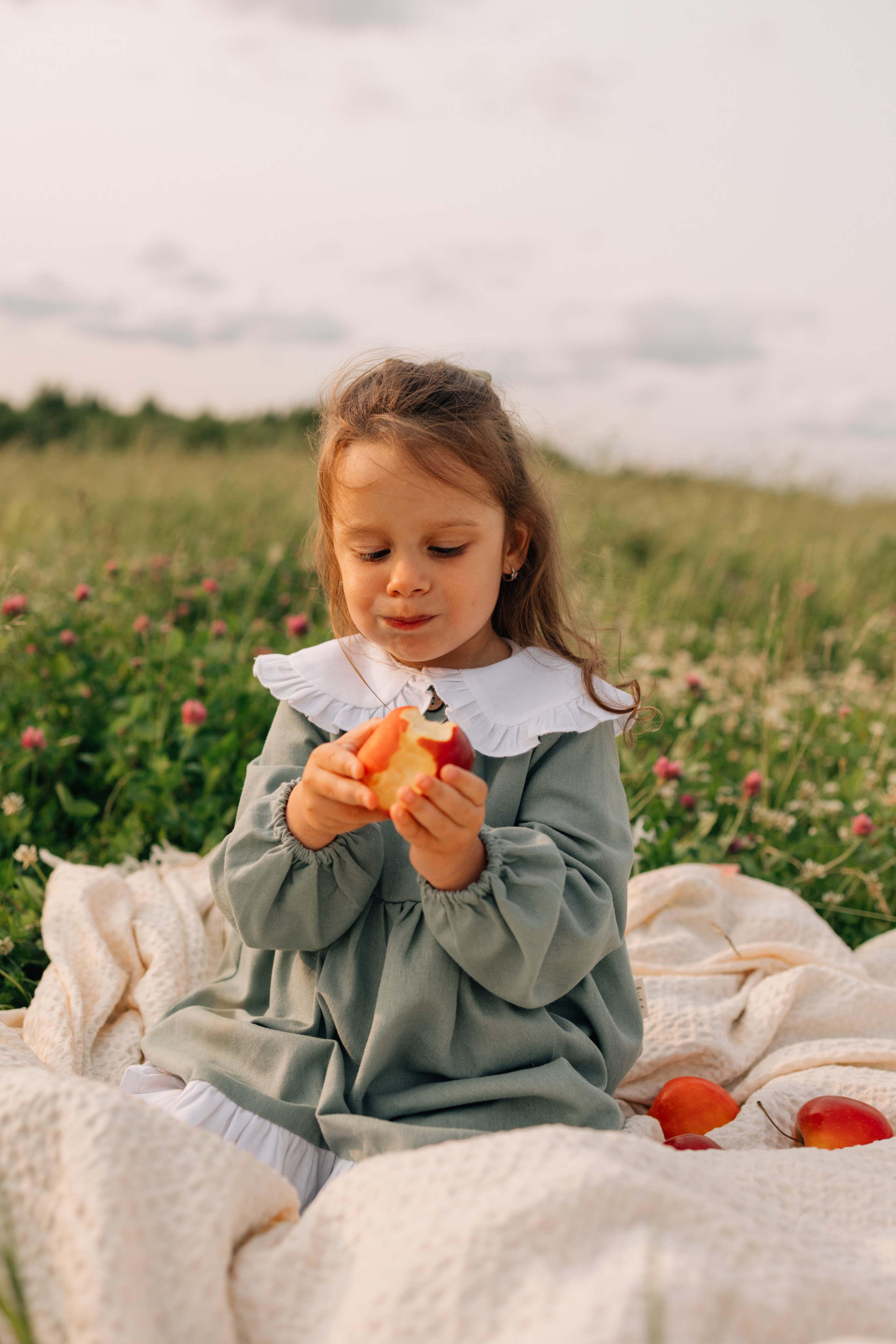 Анна, Марчелло, Настенька и Влада в поле. Фотограф Москва Светлана Кирюшина