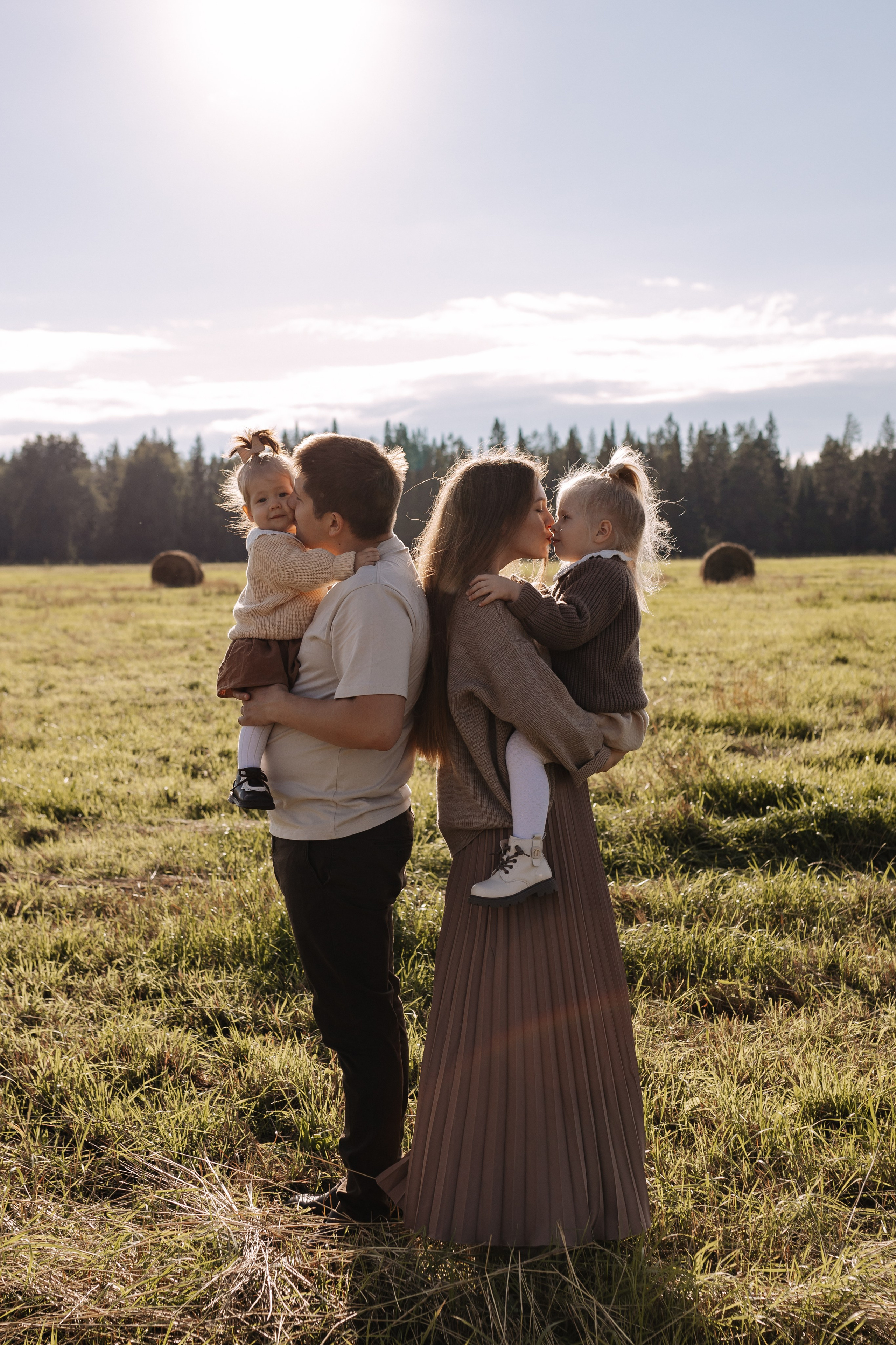Вечерняя прогулка по полю. Семейный фотограф Альбина Крутелева, Екатеринбург, Ревда