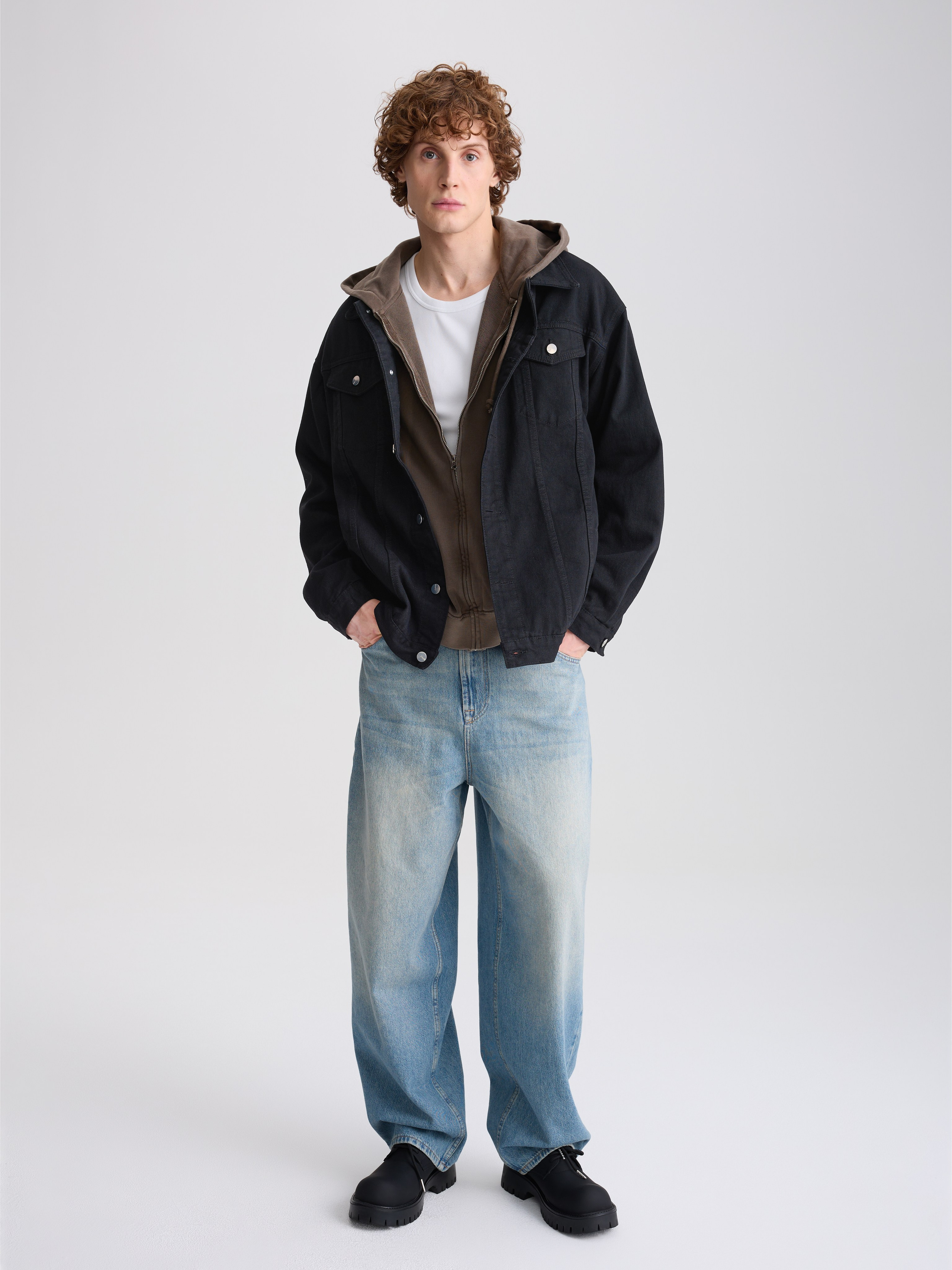 Фотограф Артём Галицкий. Специализируюсь на студийной съёмке одежды: каталоги, лукбуки, предметная съёмка. Опыт работы с fashion-брендами, маркетплейсами и коммерческими проектами. Грамотно выстраиваю свет, работаю быстро и точно под задачу. Также имею опыт работы гафером — отлично знаю световое оборудование и техническую сторону съёмочного процесса.