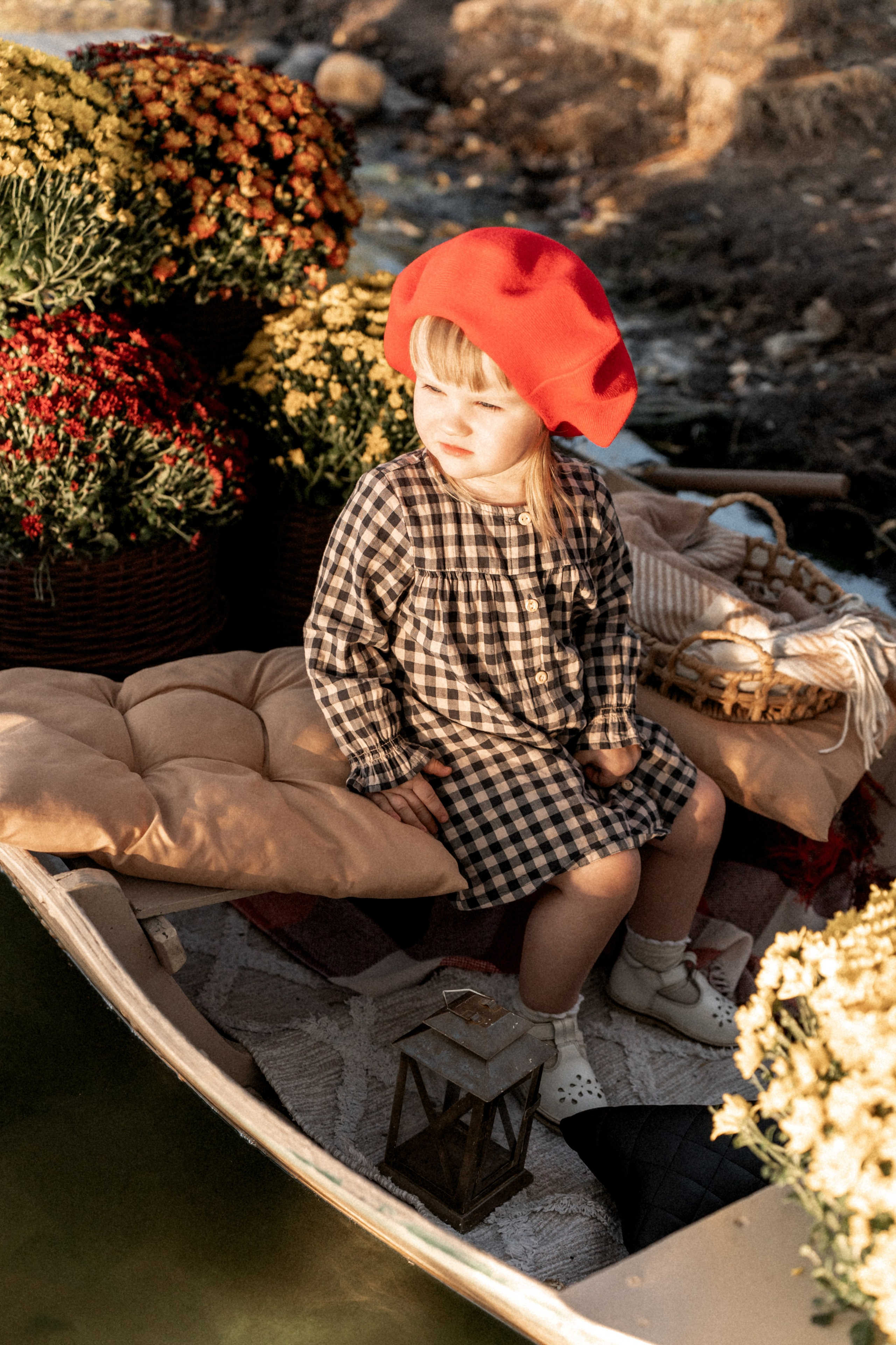 Хризантемовое плаванье маленькой мечтательницы. Ваш семейный фотограф в Минске — Вика Трегубова