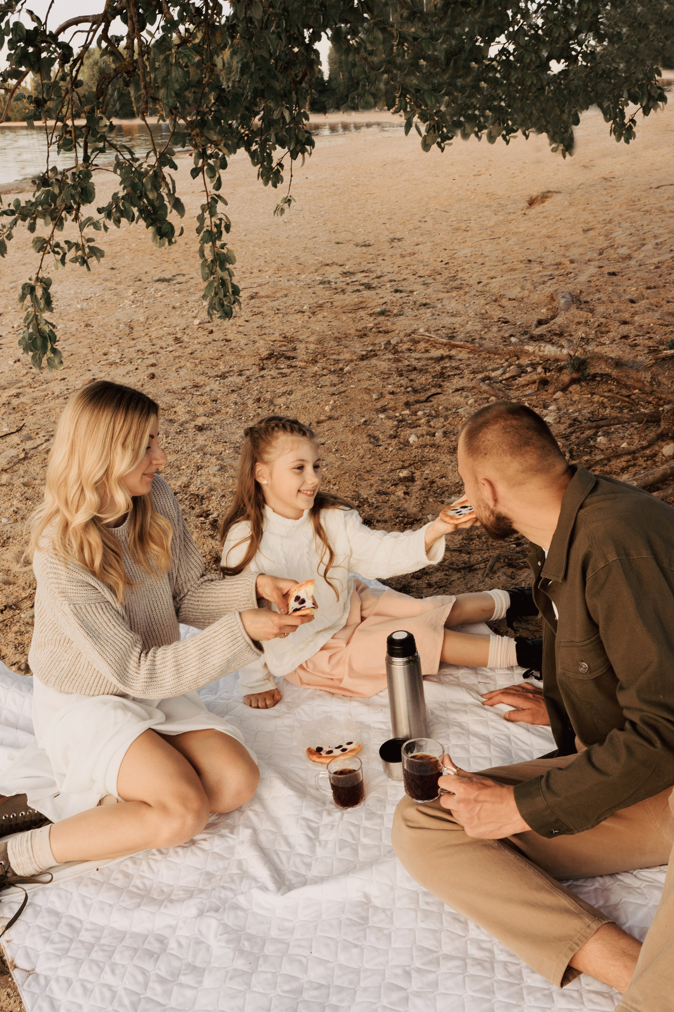 Весеннее тепло семьи на берегу Минского моря. Ваш семейный фотограф в Минске — Вика Трегубова