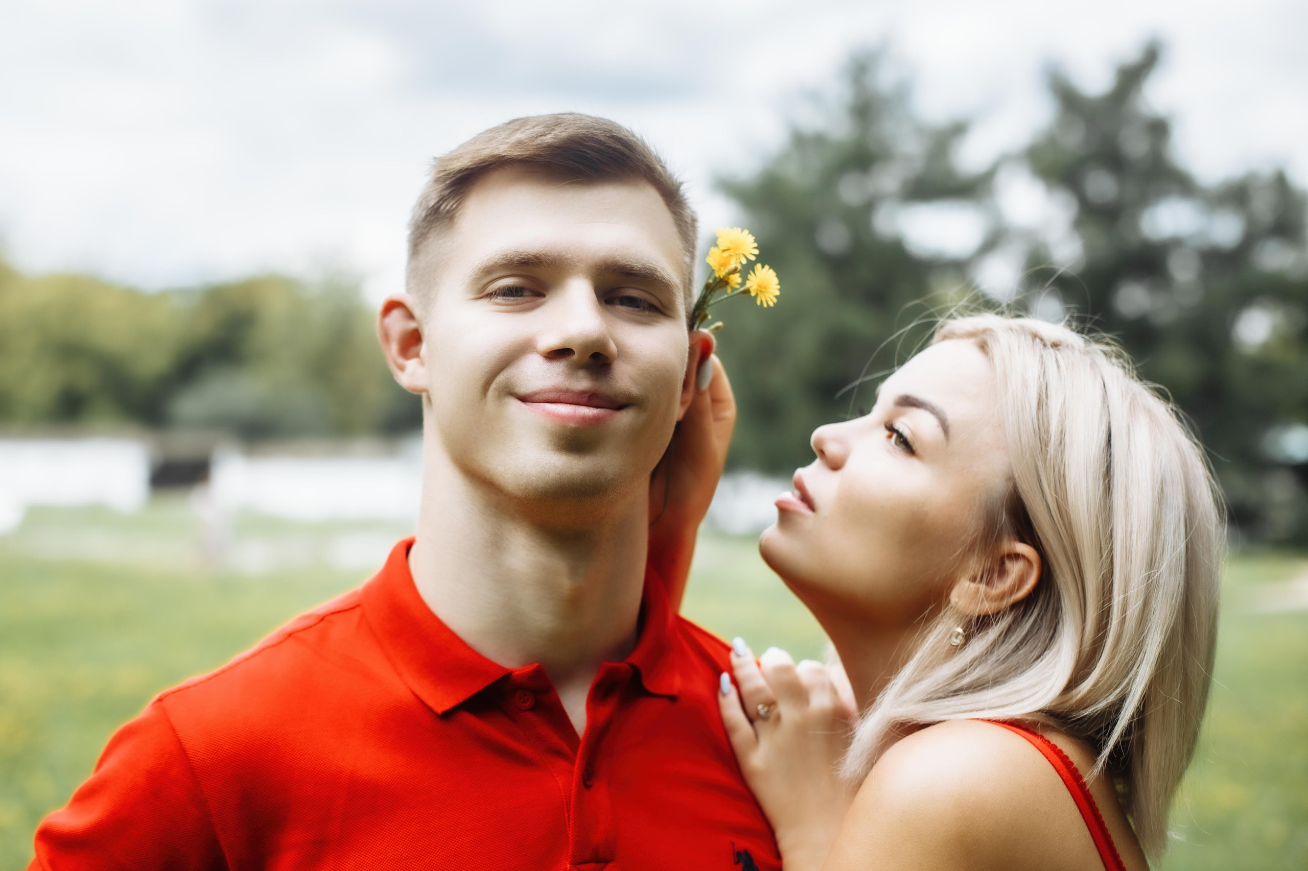 Молодые на до свадебной фотосессии в парке Коломенское