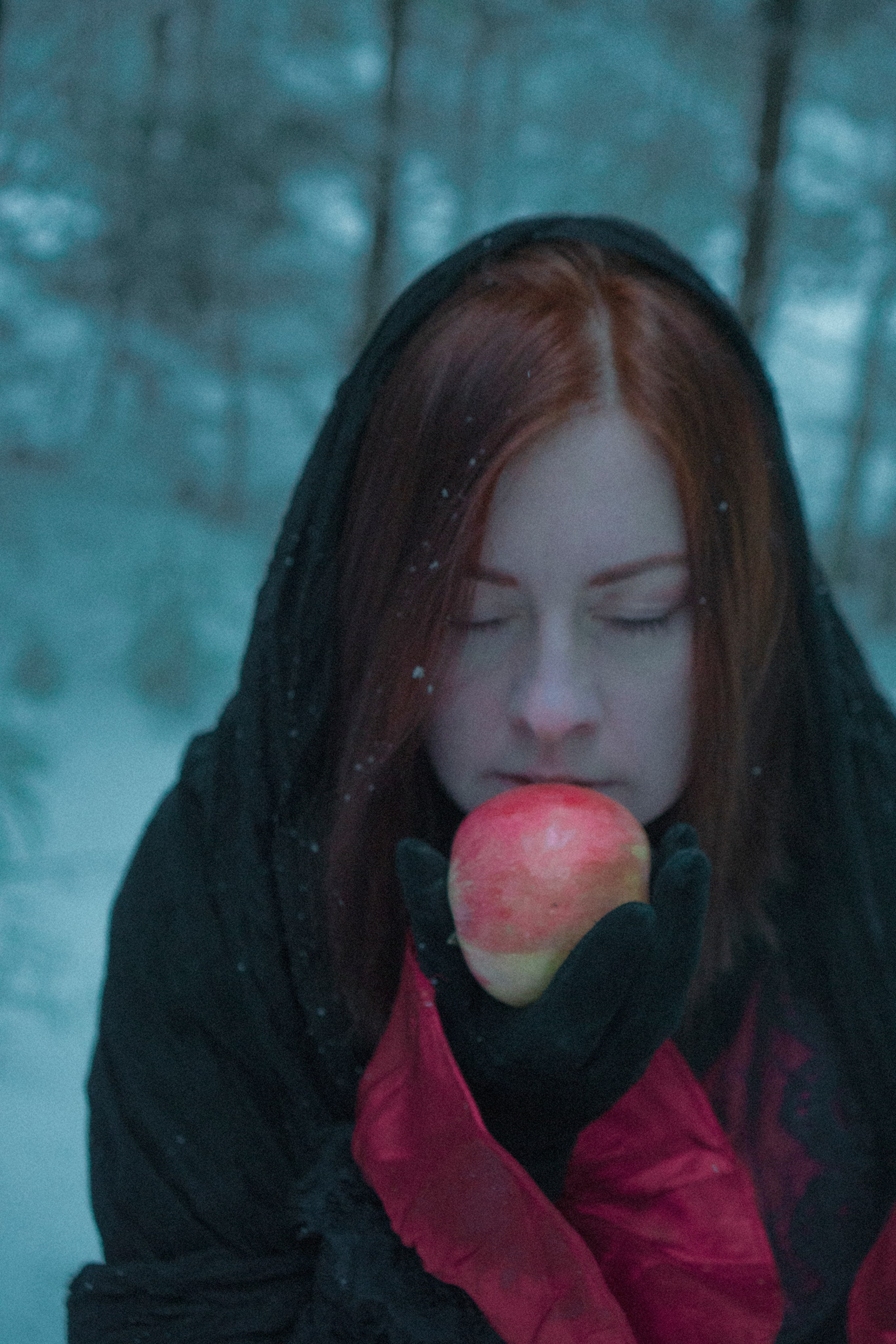 Зимняя жанровая женская фотосессия. Фотограф Максим Ерёмин