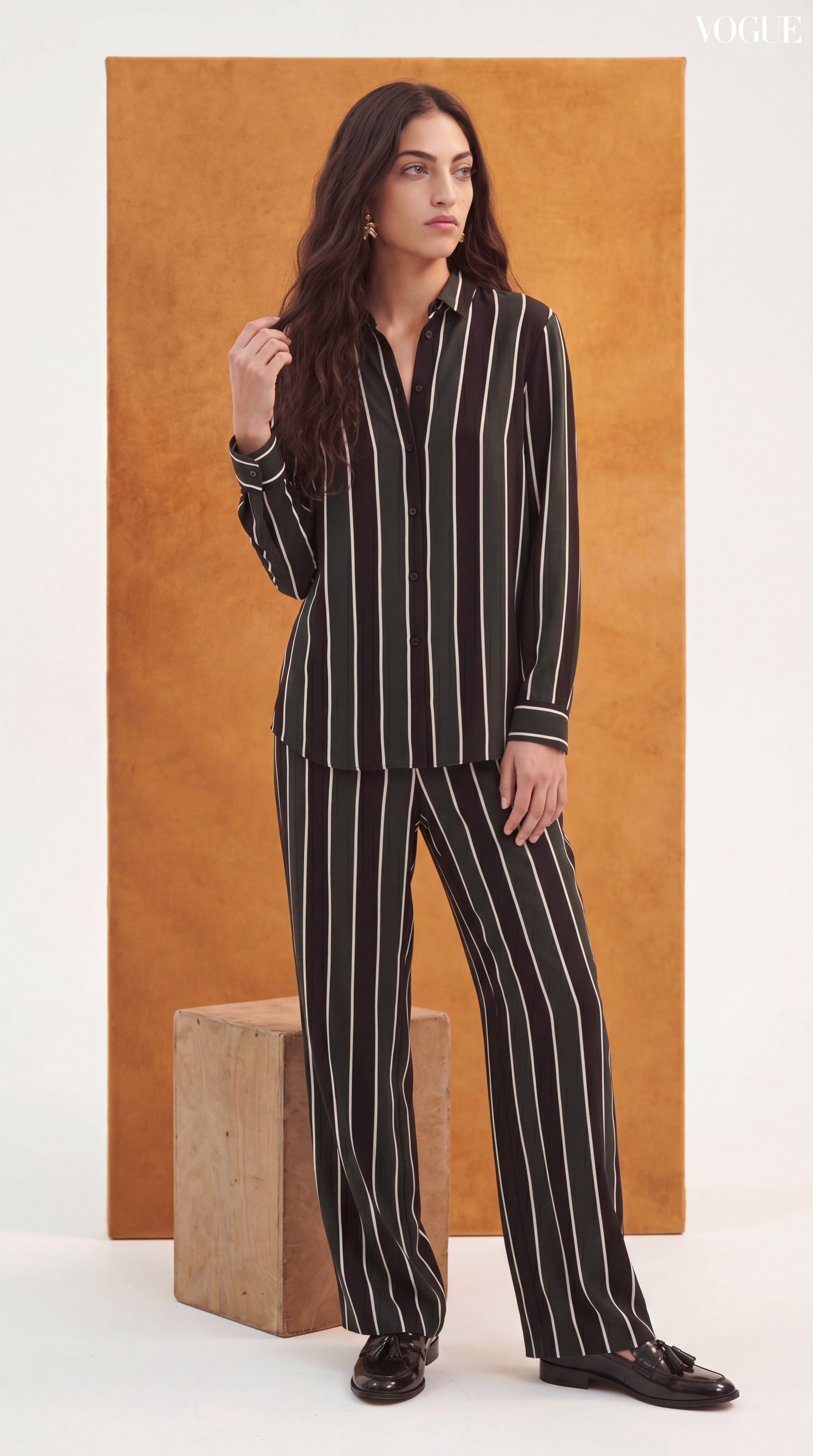 Имиджевая ИИ-фотосессия: AI-модель в элегантном полосатом костюме, для атмосферных рекламных кампаний без ограничений по стилю