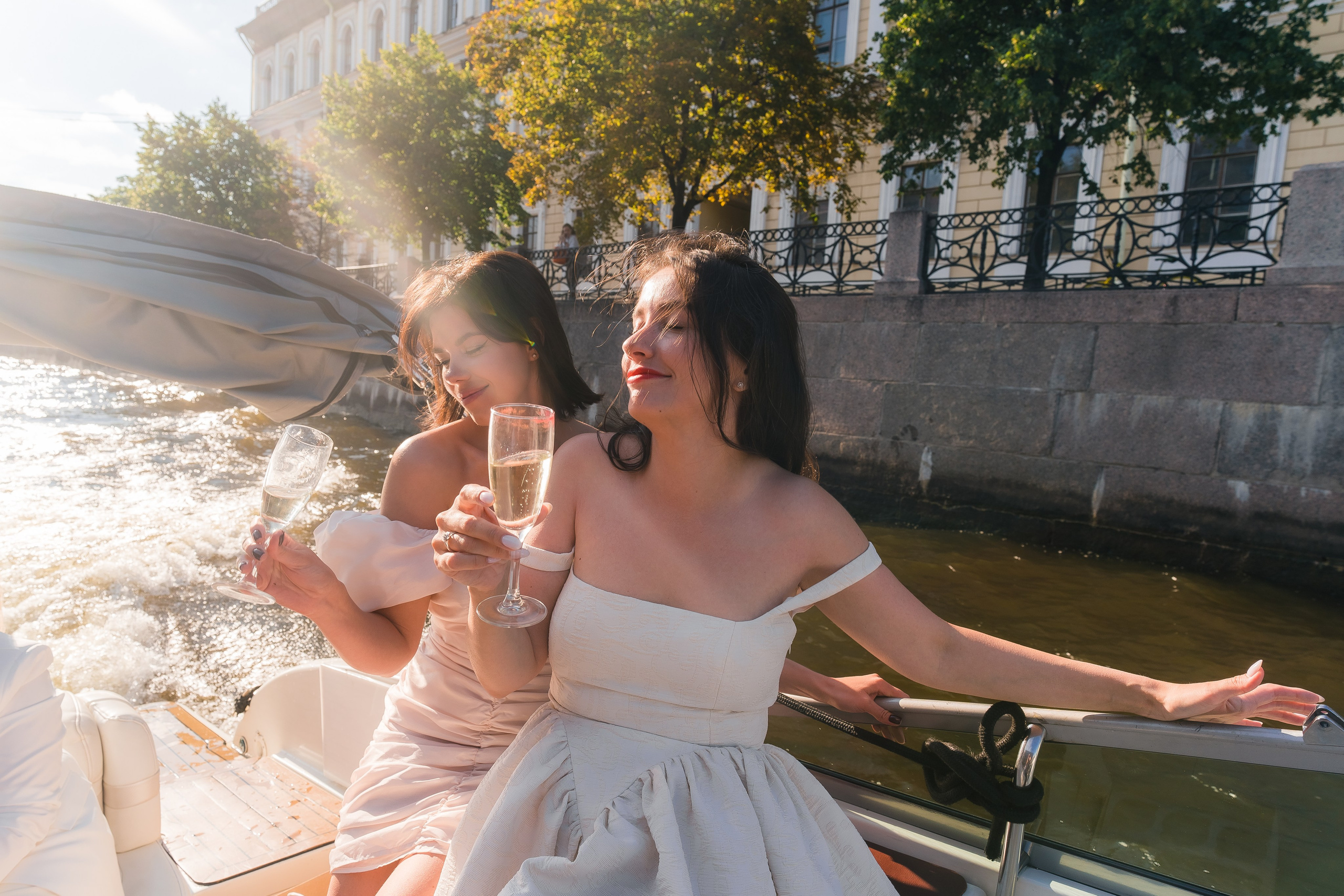 Фотосъемка девичника, встреча девушек, веселые женские портреты