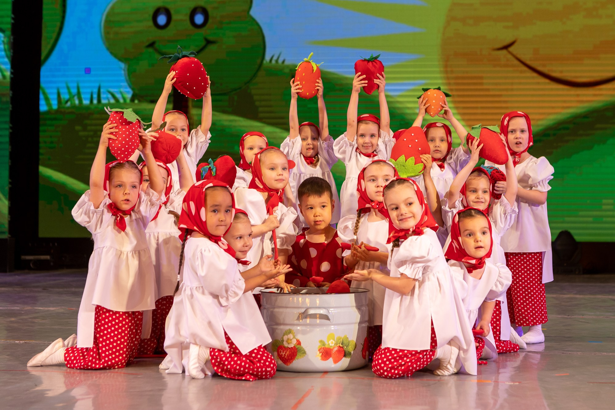 Отчетный концерт Заслуженного коллектива РФ «Жемчужинка» в Оренбурге, ДК «Россия», 2025 г. Фотограф в Оренбурге. Профессиональный фотограф