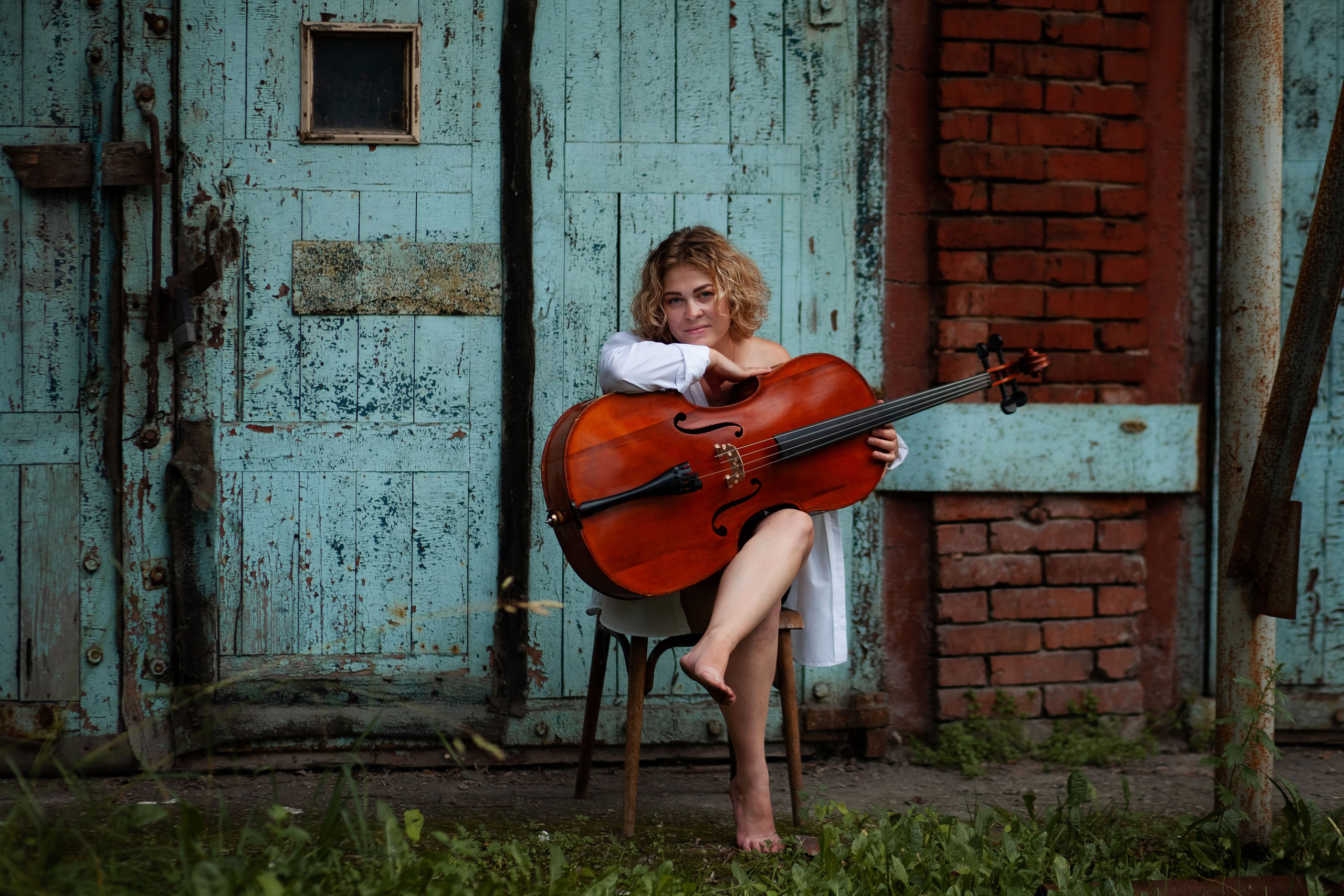 девушка с гитарой, девушка с виолончелью, виолончель, контробас, фото скрипка