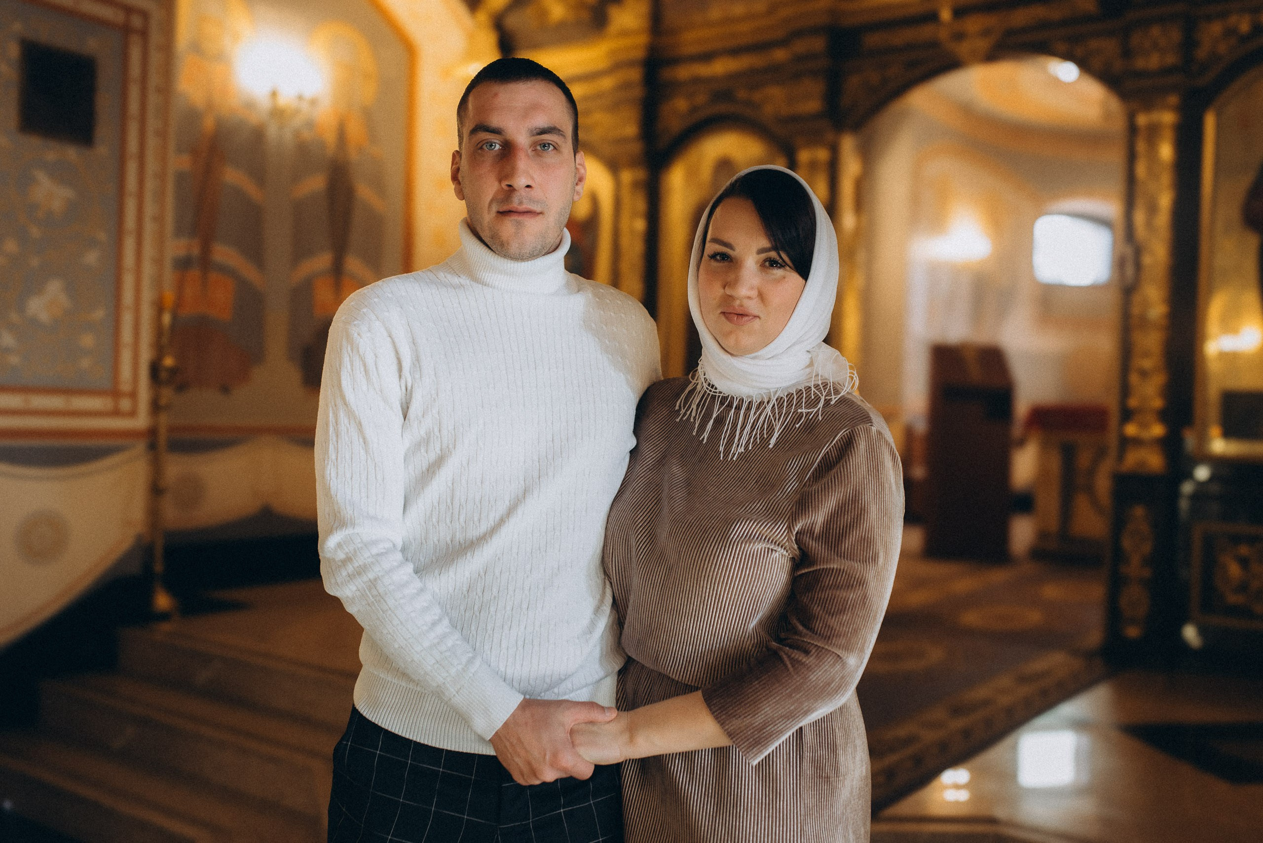 Семейная фотография в храме — крестная мать с мужем в интерьере церкви, Новосибирск