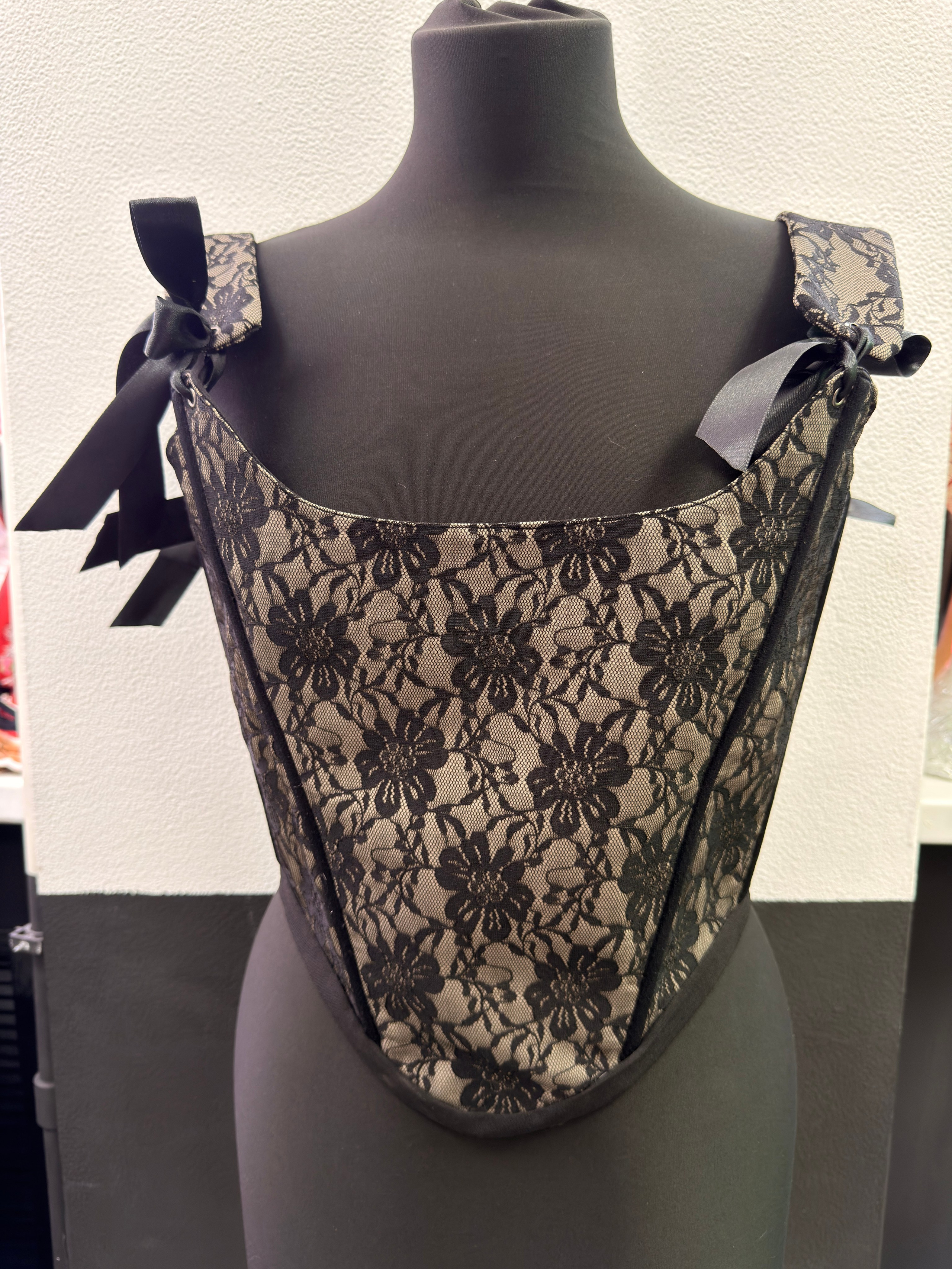 Корсеты в аренду. Аренда костюмов, платьев и реквизита для фотосессий на Камчатке