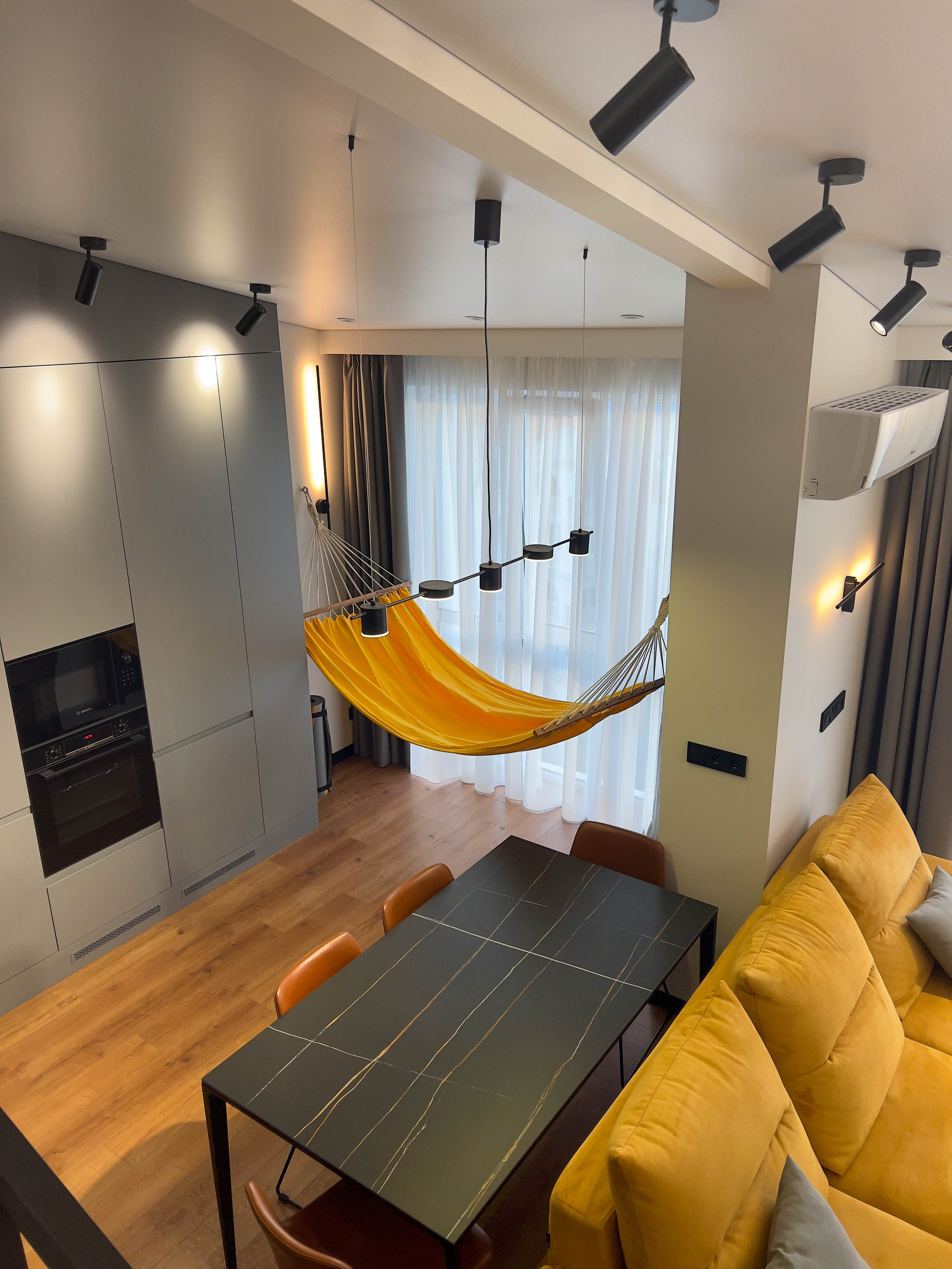 The apartment is on two levels. Fotograf Dmitrii Donets