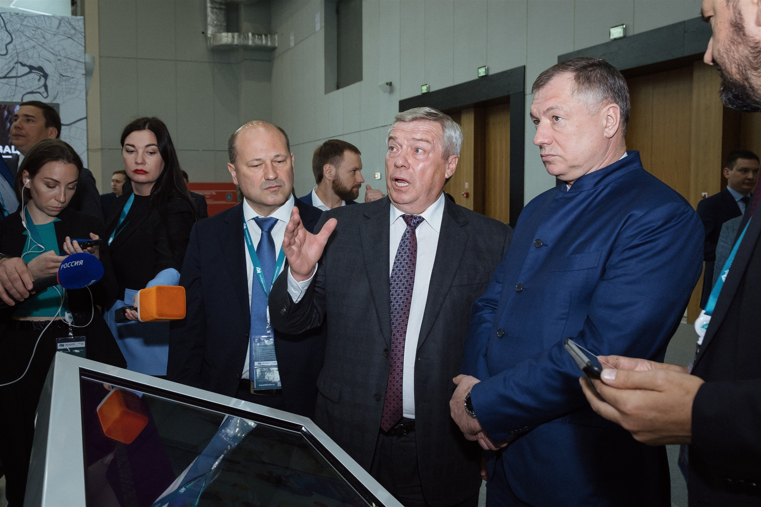 Делегация осматривает стенд региона, репортажная съёмка форума