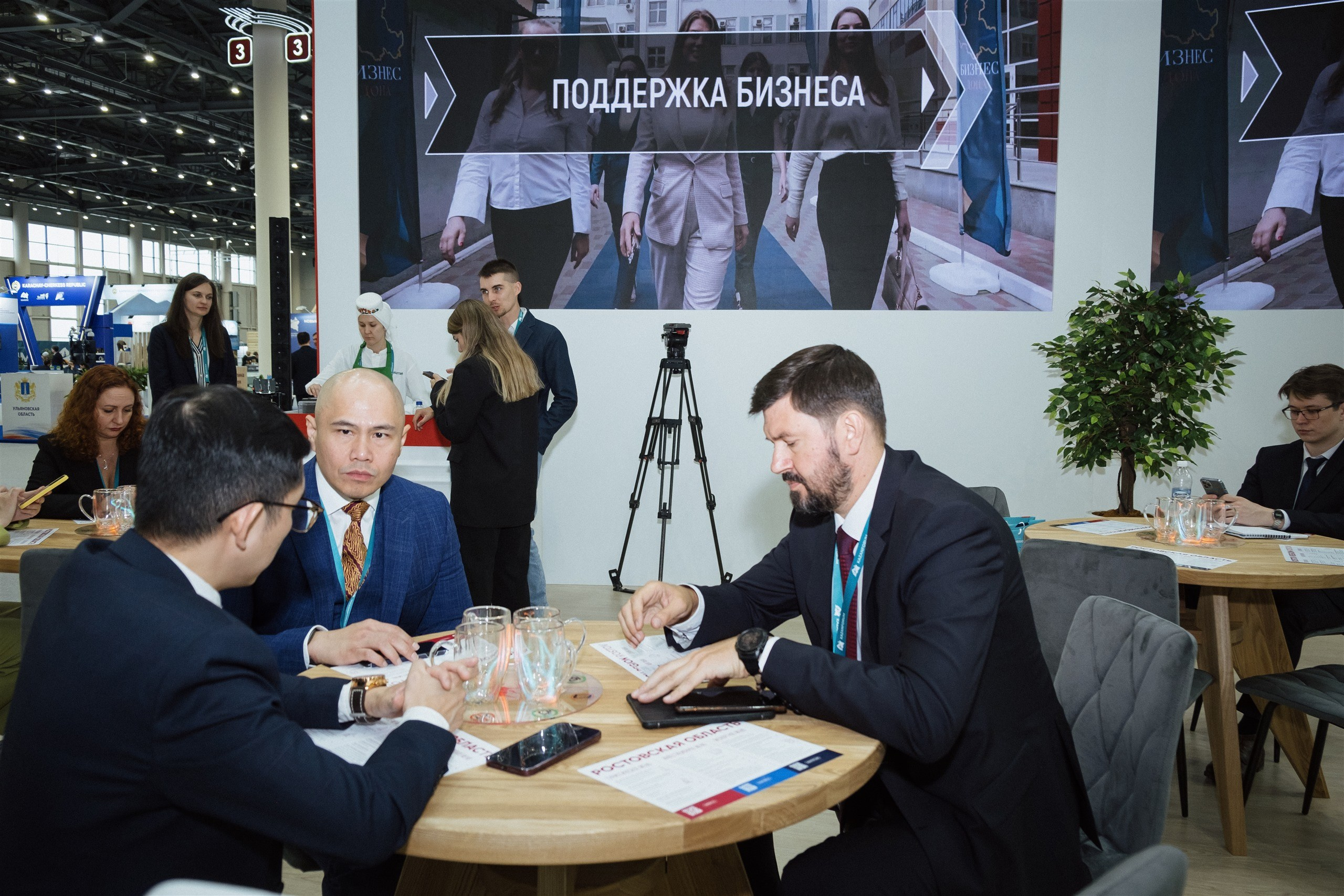 Переговоры в зоне «Поддержка бизнеса» под камеры, Казань