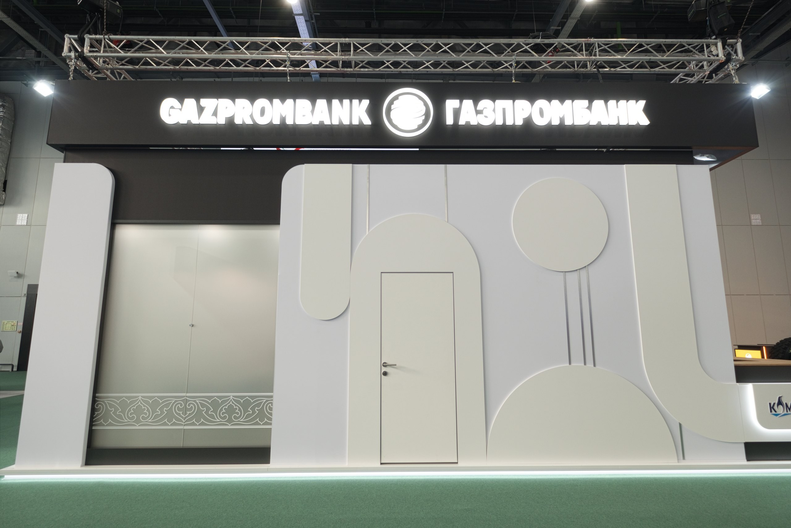 Подсвеченный логотип на фризе выставочного стенда, Казань Экспо