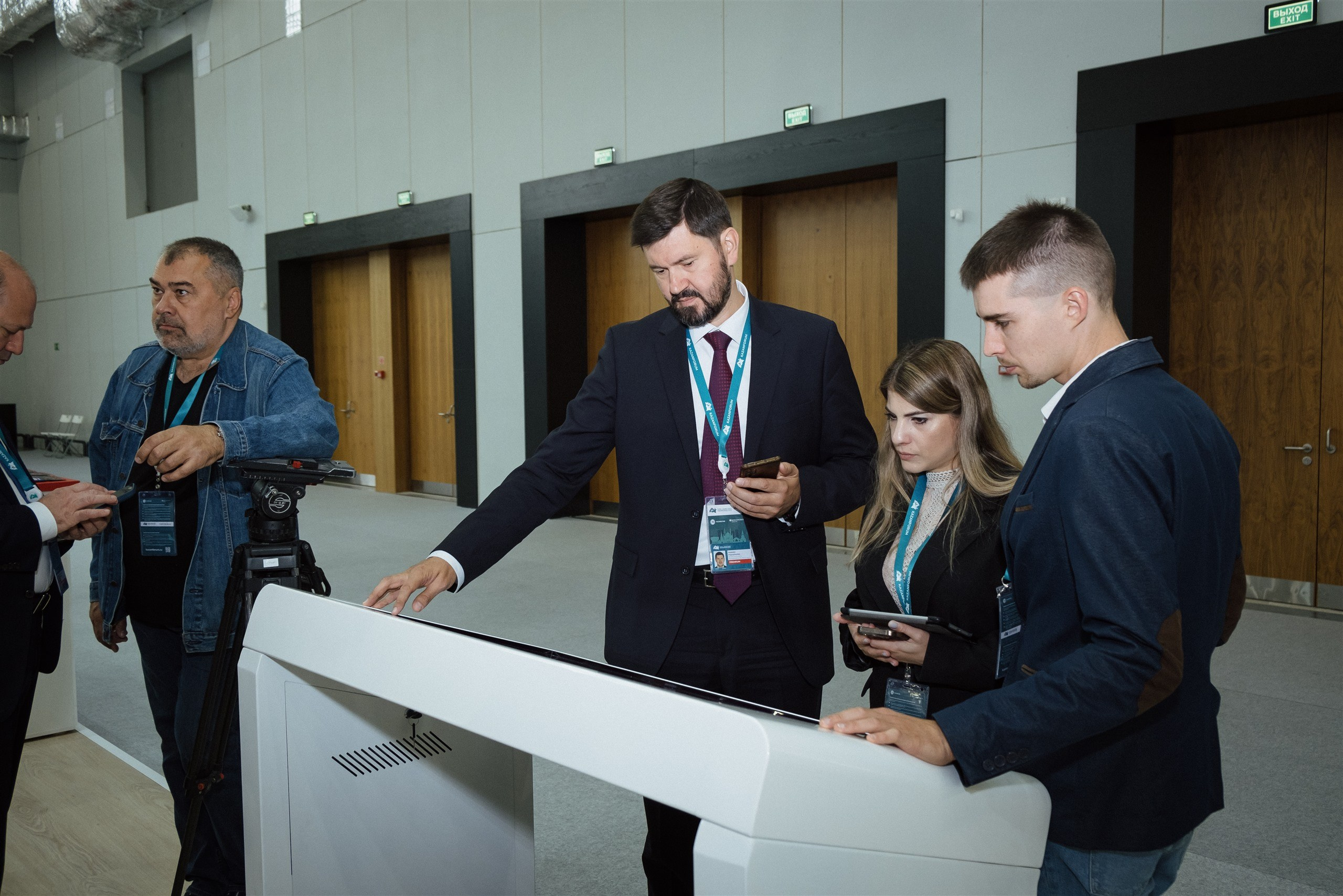 Посетители у интерактивной панели стенда, фотограф на выставку в Казани