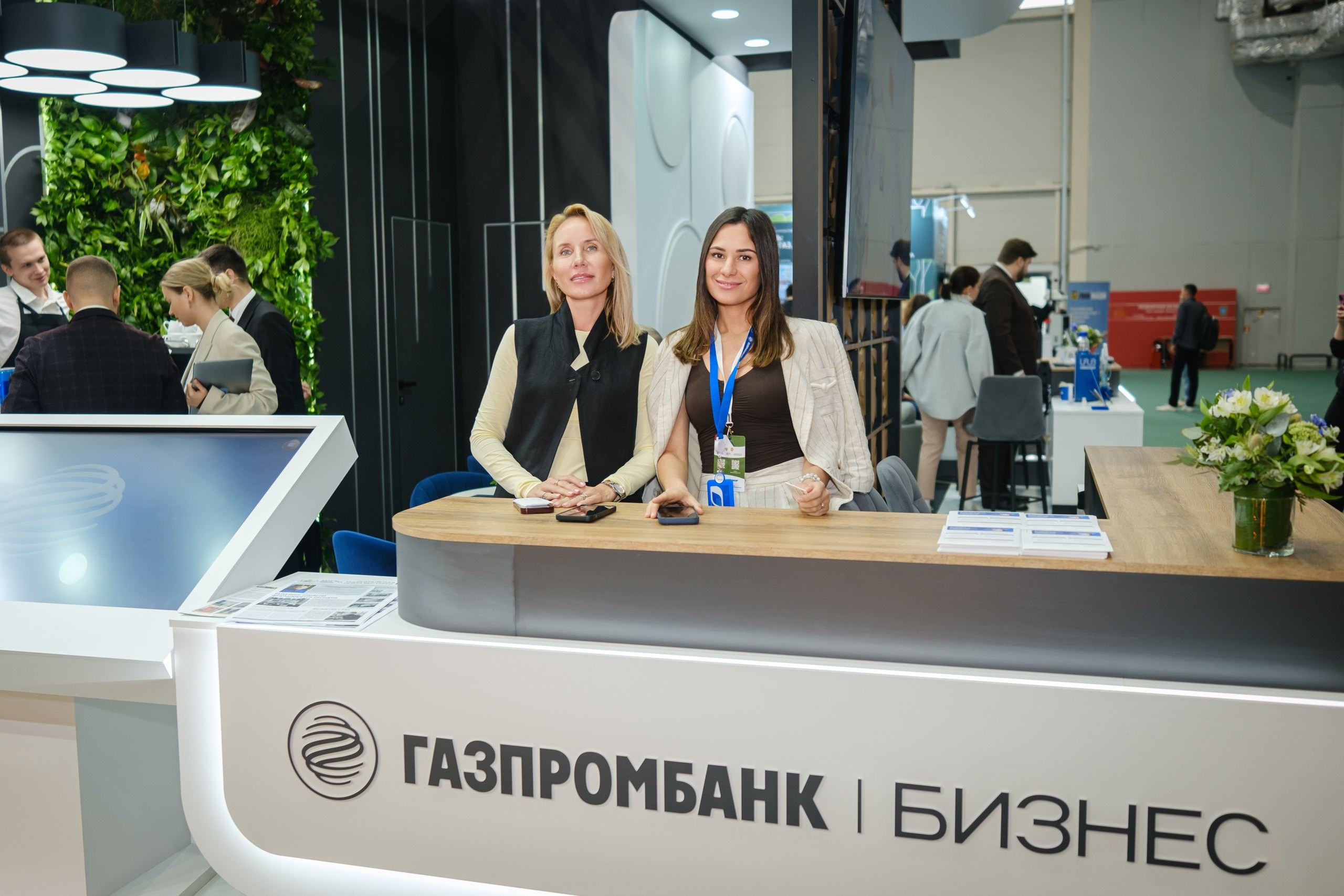 Сотрудницы на ресепшне выставочного стенда Газпромбанк Бизнес в Казани