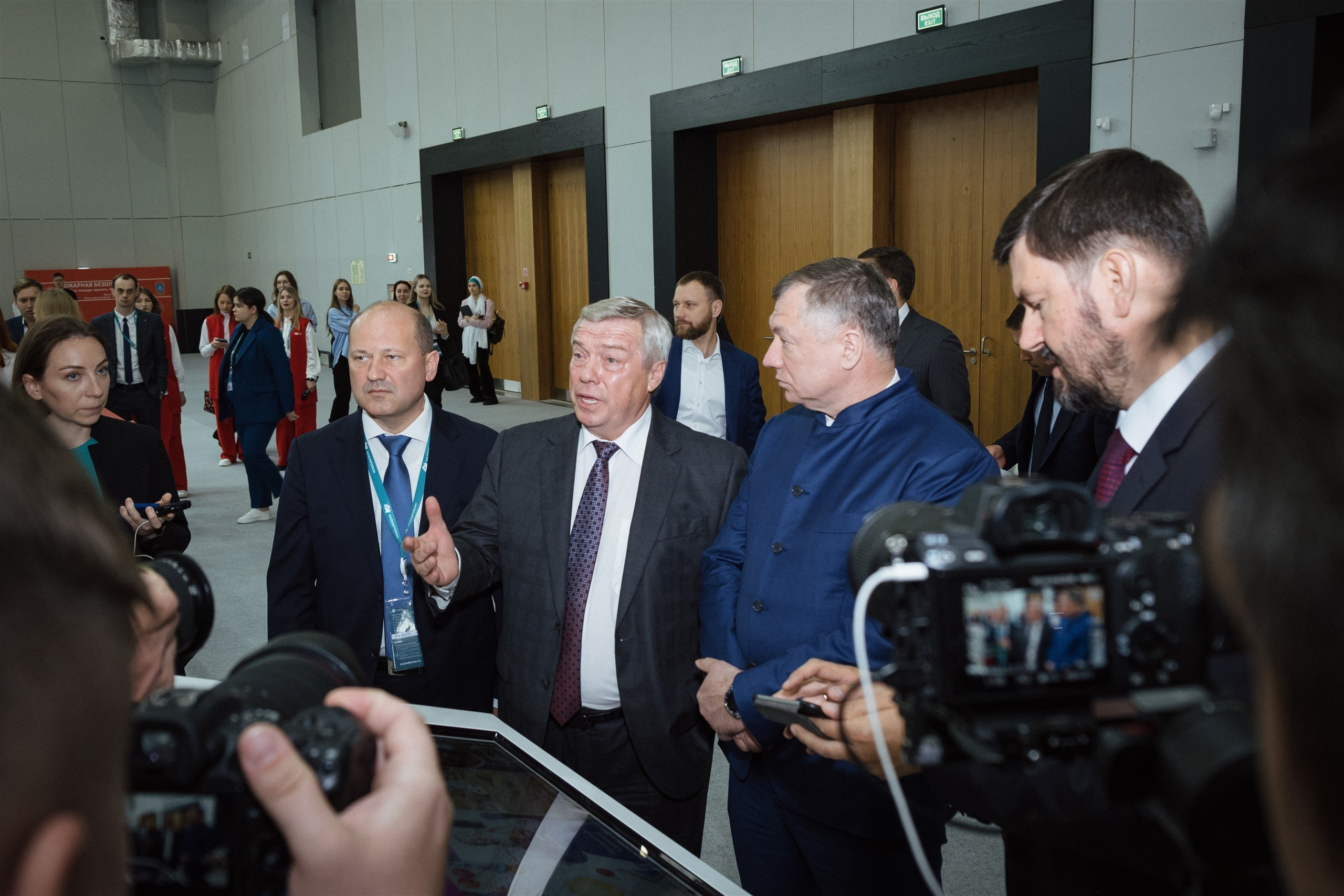 Обход экспозиции официальной делегацией, KazanForum 2024