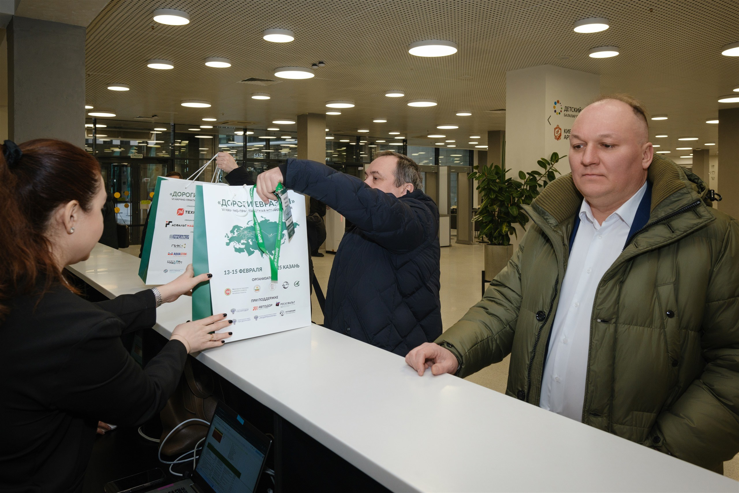 Сотрудники показывают материалы посетителям стенда, Казань