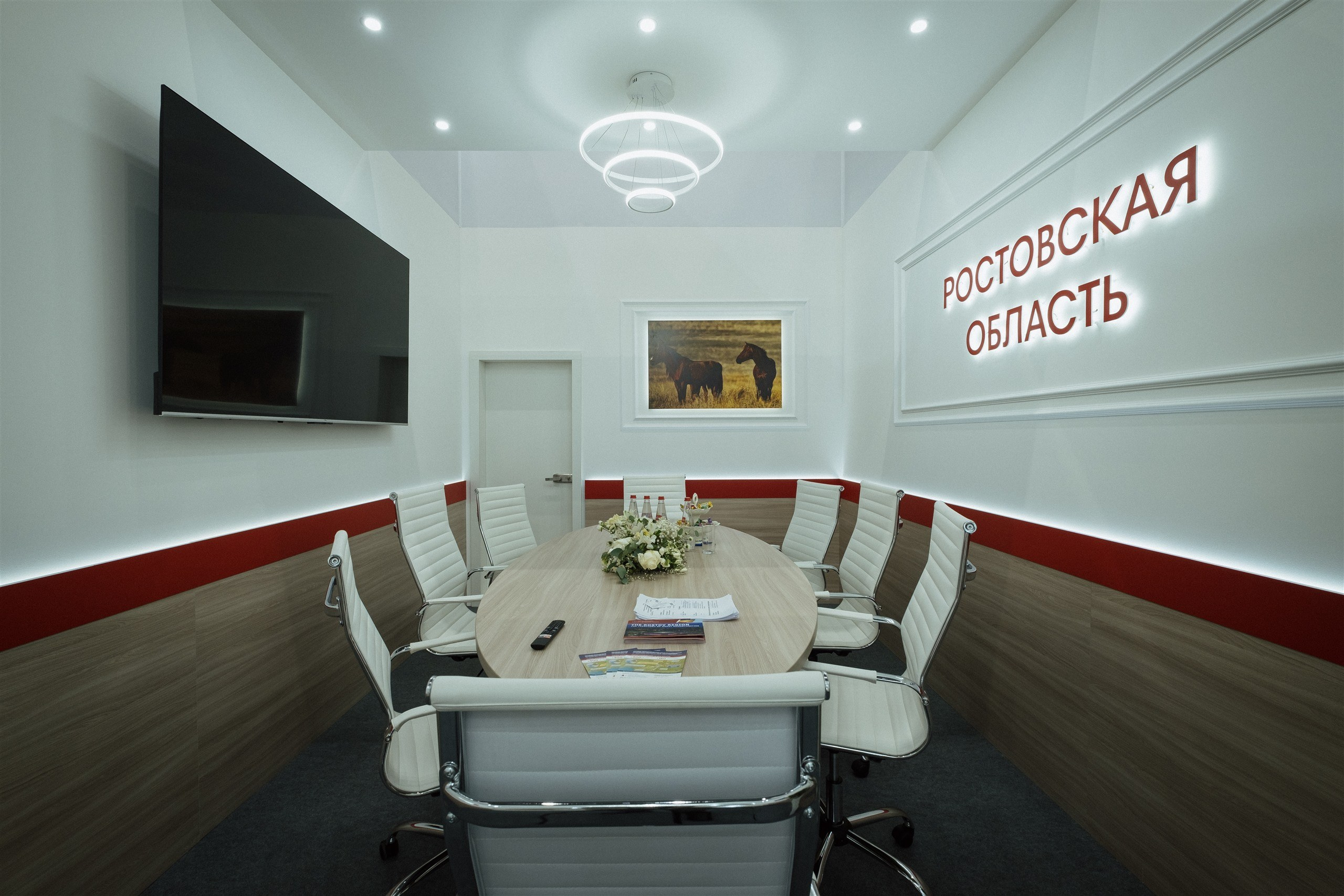 Пустая переговорная стенда до открытия выставки, съёмка застройки